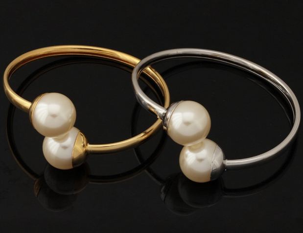 กำไลข้อมือผู้หญิง กำไลทอง 18 K ติด ไข่มุก 2 ข้าง งาน พรีเมี่ยม แบบสวย ของขวัญให้แฟน น่ารัก ๆ มี ทอง และ แพลตตินั่ม ค่ะ 216980