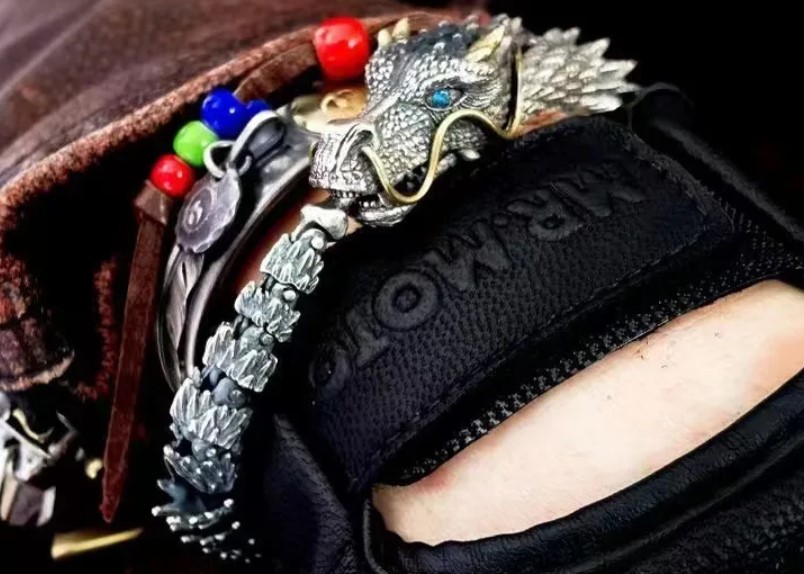 สร้อยข้อมือ มังกรทอง สีเงิน หนวดสีทอง สวยเท่ มีสไตล์ สร้อยข้อมือผู้ชาย สำหรับ ใส่ต้อนรับปีมังกร 161912