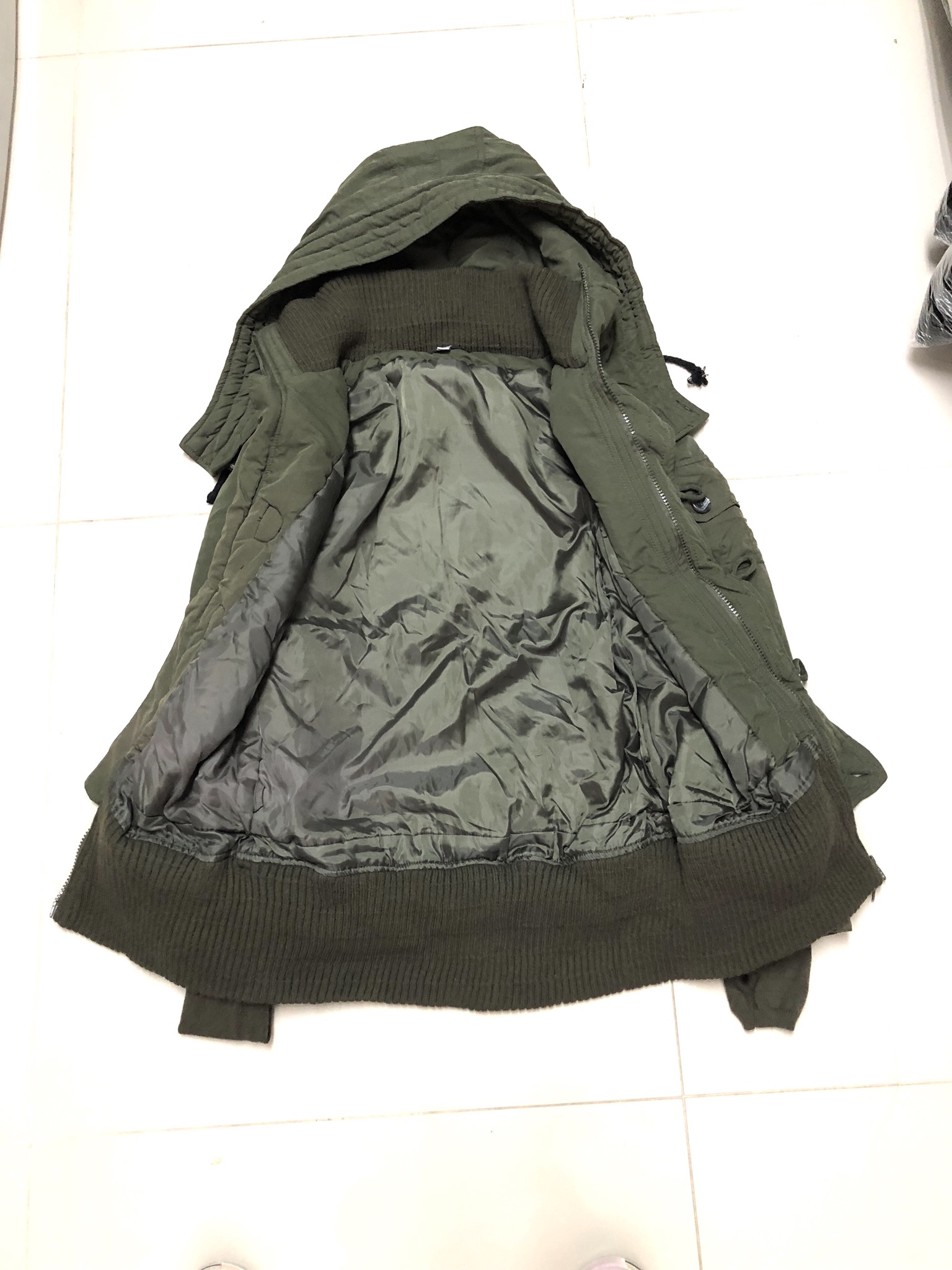 เสื้อโค้ทกันหนาว เสื้อกันหนาว หมวกฮูท สีดำ แบรนด์เนมญี่ปุ่นสุดหรู SLY บุนวมอุ่น ปลายแขน มีปลอกมือกันลม งานสวย แนวมากคะ Size S/M: ดำ