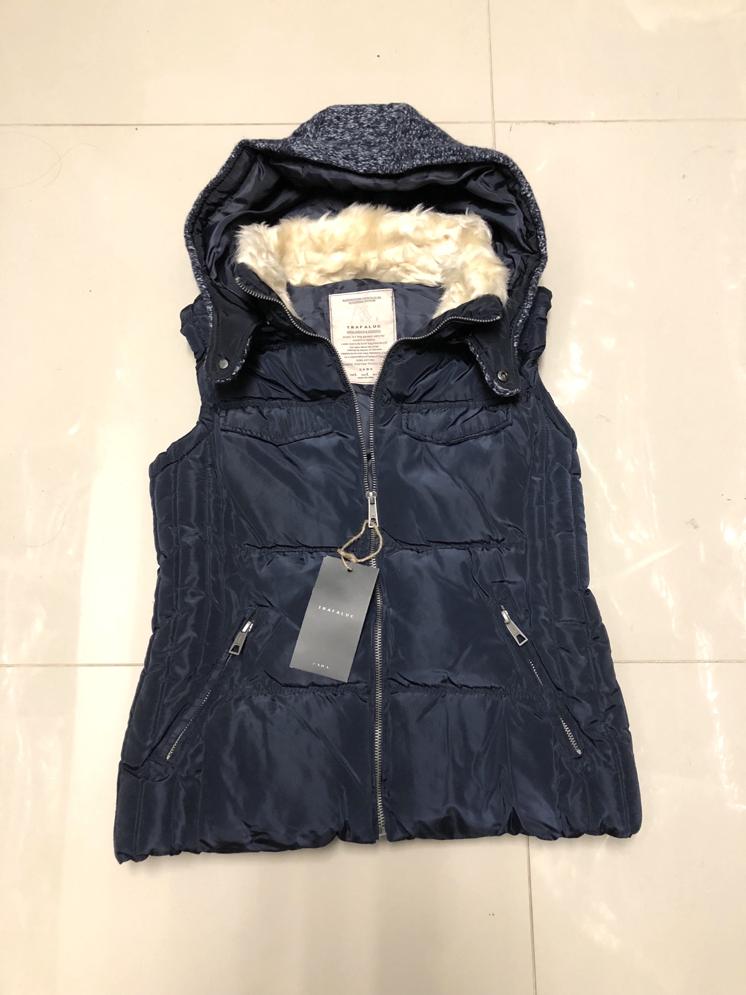 Zara เสื้อกั๊กกันหนาว กั๊กZARA สีน้ำเงินกรม แต่งหมวกฮูท (ฮูทถอดได้คะ) แต่งขนอุ่น คอปกด้านใน แบบสวย น่ารักมากคะ 👍🏻หมวกฮูทถอดได้คะ น้ำเงินกรม