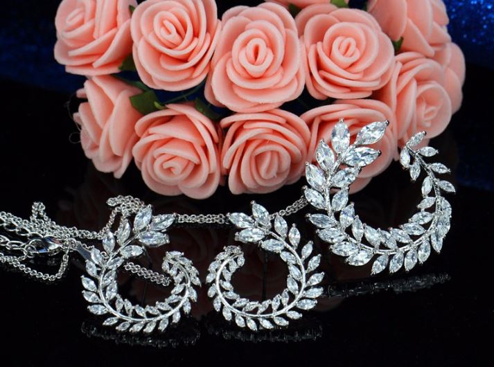 Set เครื่องประดับเข้าชุด สร้อยคอ พร้อม ต่างหู คริสตัลแท้ สีขาว รูป พระจันทร์เสี้ยว สร้อยคอ ใส่ออกงาน พร้อมต่างหู เข้าชุดกัน ของขวัญให้แฟน สุดหรู 195982