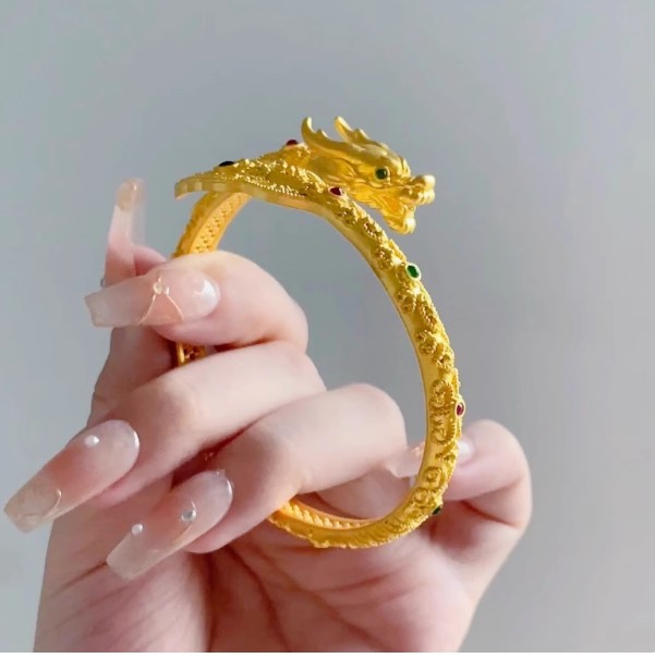 กำไลข้อมือทอง กำไลข้อมือ แกะลายมังกรทอง สวยหรู ใส่ออกงาน กำไลมังกร เสริมบารมี สวย ๆ 958246
