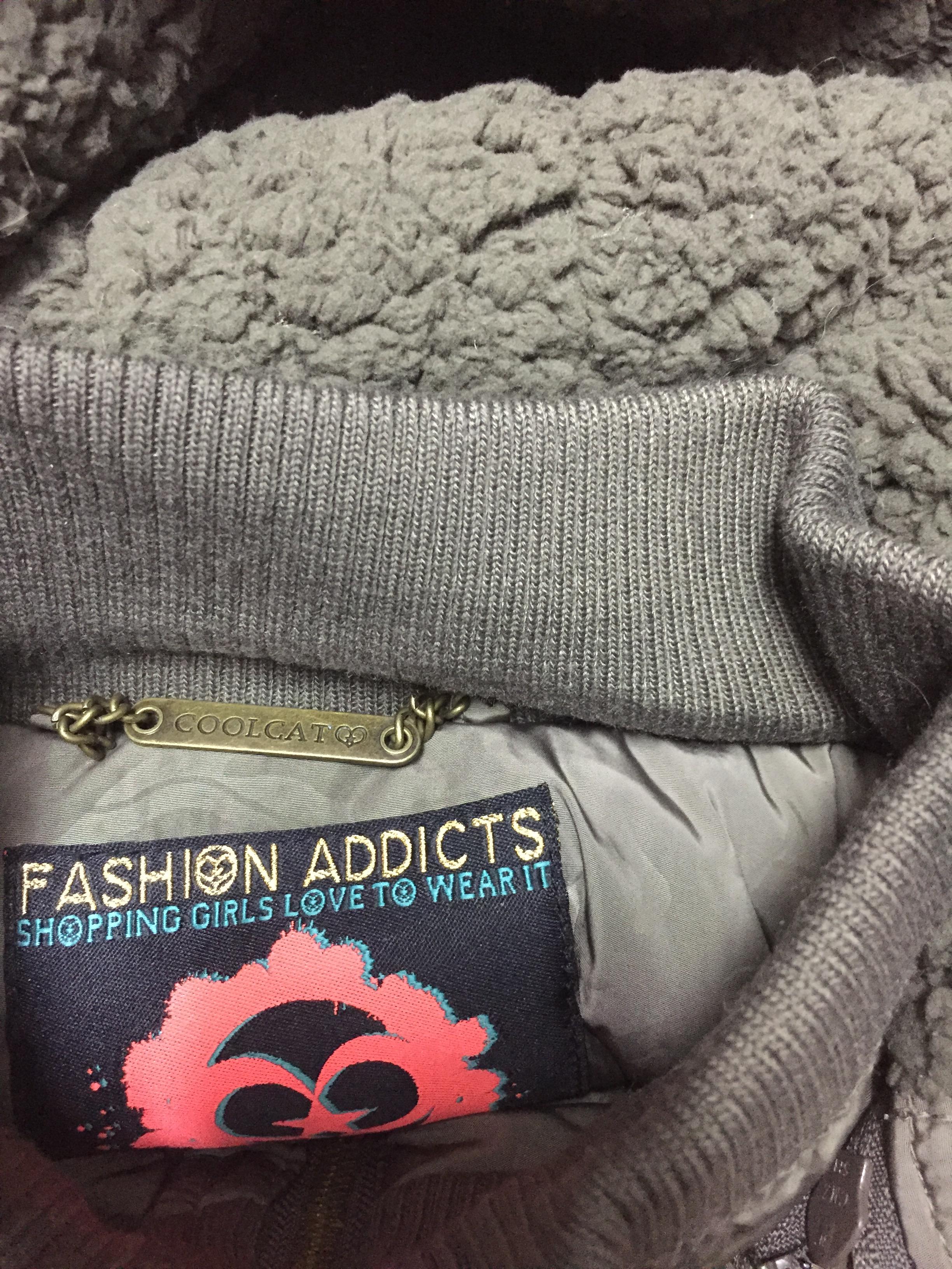 เสื้อกันหนาว เสื้อหนาวฮูท สีเขียวน้ำตาล ลายพรางคาโม บุนวมอุ่น แบรนด์เนมFASHION ADDICT BY COOLCAT GIRL งานญี่ปุ่น แนวๆเซอร์ๆ (ฮูทถอดได้คะ) (ด้านในมีกระเป๋าลับ ใส่โทรศัพท์ +ช่องสายหูฟังSize M/L เขียวเทา