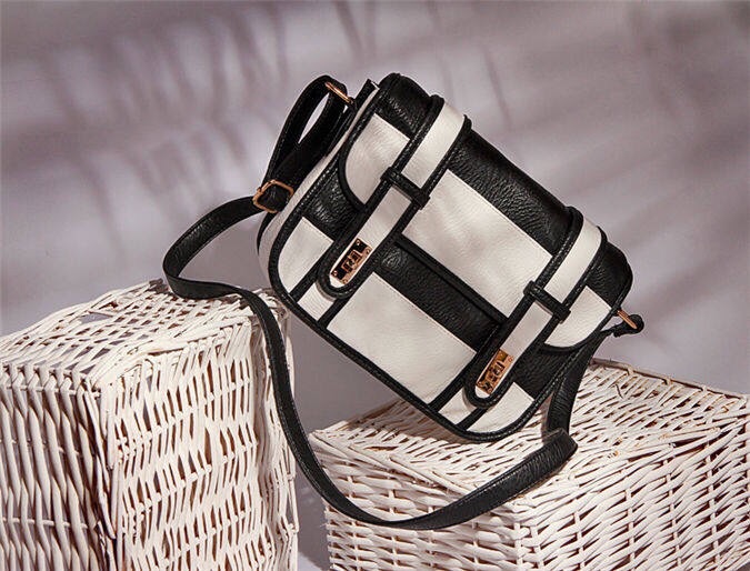 กระเป๋าหนังแบรนด์ดัง อเมริกา PACSUN กระเป๋าสะพายข้างสีขาวดำ size 25x20x8 cm