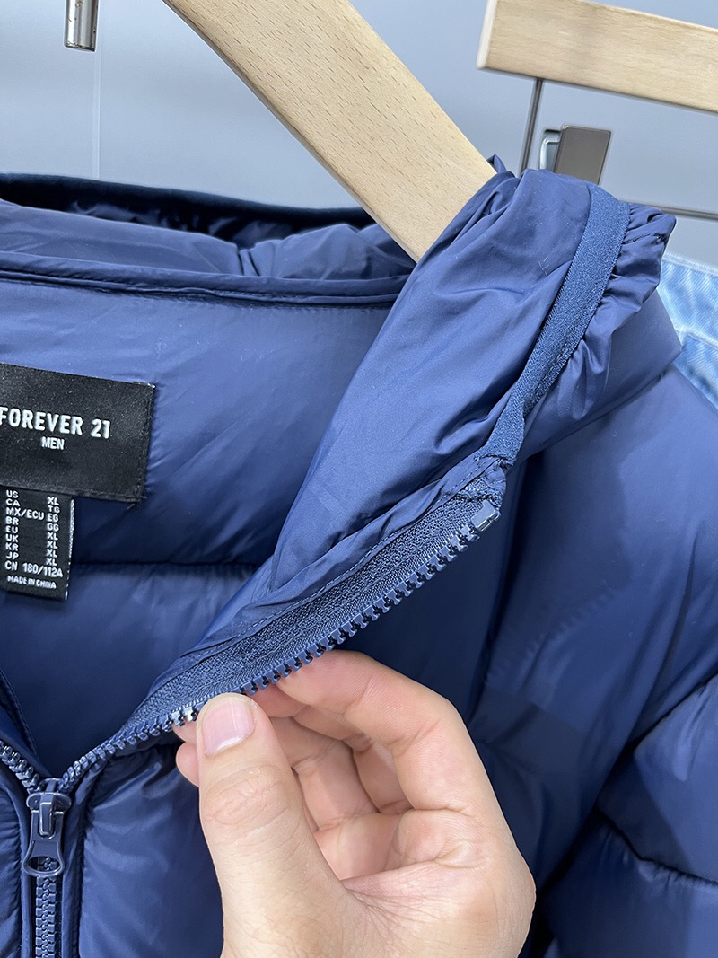 Forever21 เสื้อกันหนาว ติดฮูท เสื้อบอมเบอร์ บุนวมอุ่น แบรนด์ Forever21 / Men's Black Lightweight Puffer Jacket น้ำเงิน