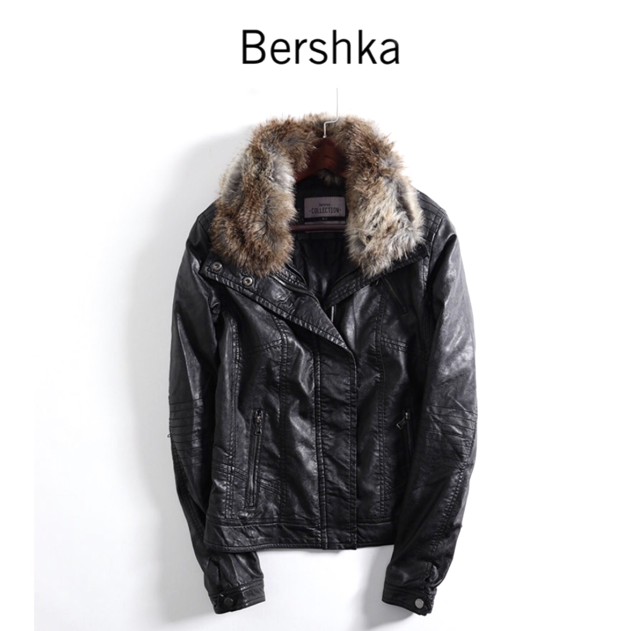 Bershka เสื้อหนัง แจ็คเก็ตหนังสีดำ แต่งปกเฟอร์ แบรนด์BERSHKA งานสวย เทห์มากคะ (ปกเฟอร์ถอดได้คะ) ดำ