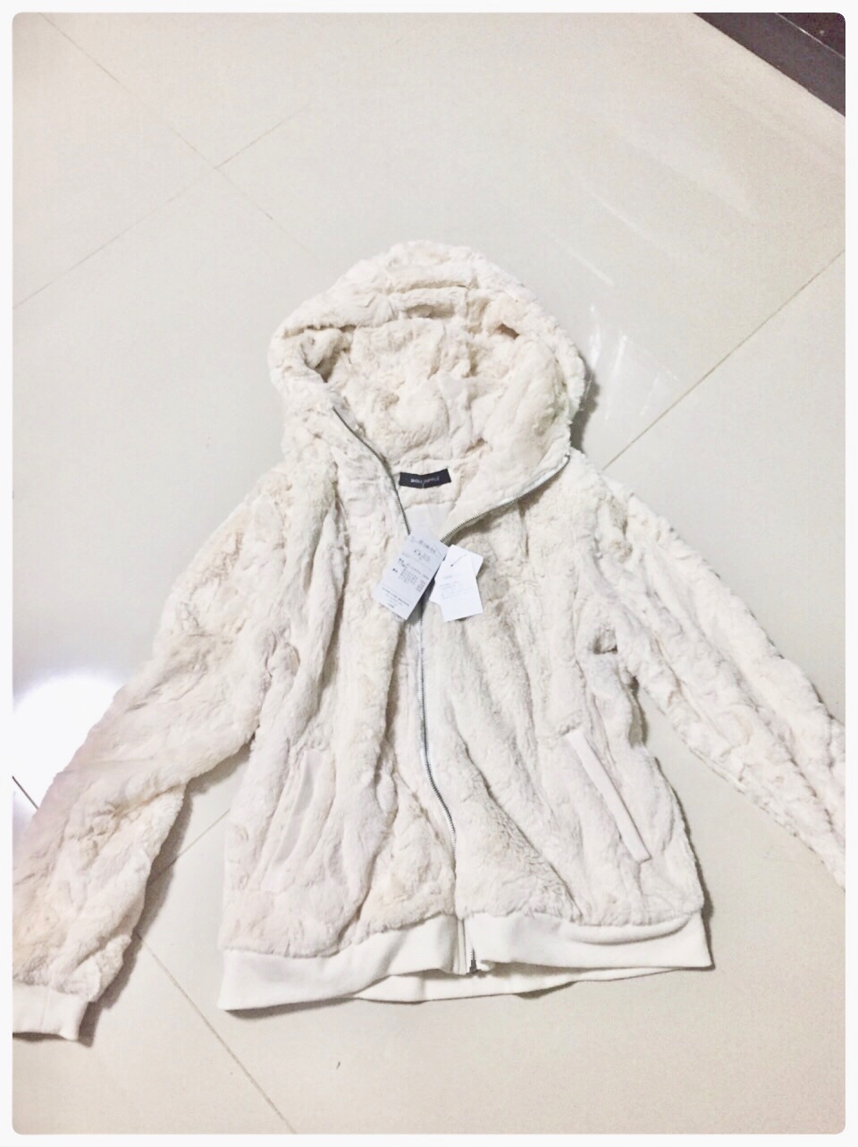 เสื้อกันหนาวแต่งขนฟูสีครีม เนื้อเนียน นุ่ม แต่งหมวกฮูท แบรนด์เนม งานยุโรปคะ size S/M/L ขาวครีม