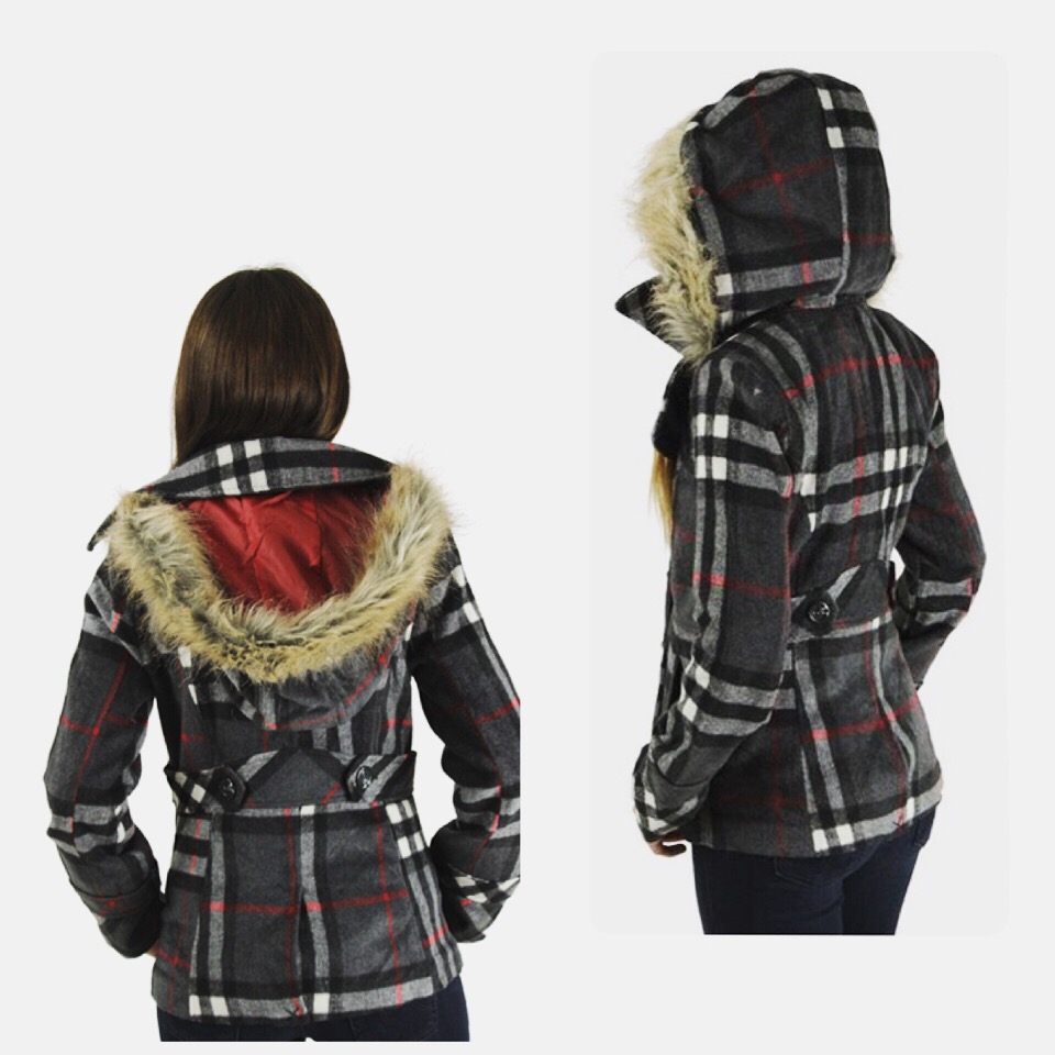 เสื้อกันหนาวสักหลาดผสมวู ลายตาราง classic burberry สีเทา brandname NYC DOLLHOUSE แต่งกระดุมสองแถบ ติดหมวกฮูท ติดเฟอร์ (หมวกมีกระดุมถอดใส่ได้คะ)สวย หรูคะ Size S