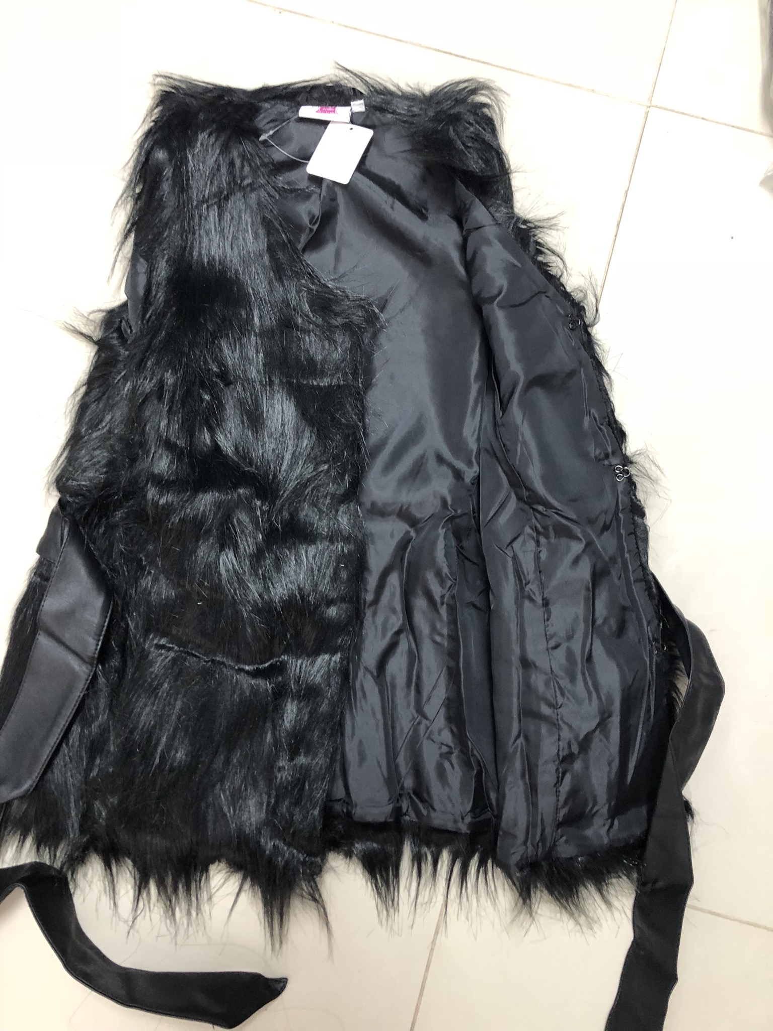 Cecilia girl เสื้อกั๊ก แต่งขน กั๊กขนสีดำ พร้อมสายหนังคาดเอว สีดำ แบรนด์CECILIA GIRL STYLE แท้ แบบสวย แพทเทินหรู ขนนุ่มพริ้วมากคะ size S/M/L ดำ
