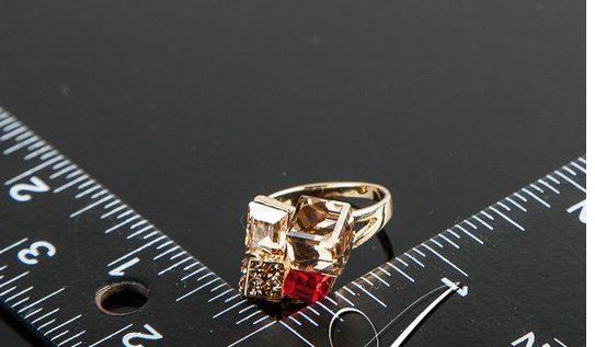 แหวนทอง ประดับ อัญมณี สีแดง ทับทิม สีเหลือง ดีไซน์ เป็น คิวบิก ต่อกัน แหวนทอง 18 k Austrian Crystal แท้ แบบสวย ดีไซน์หรู 294344