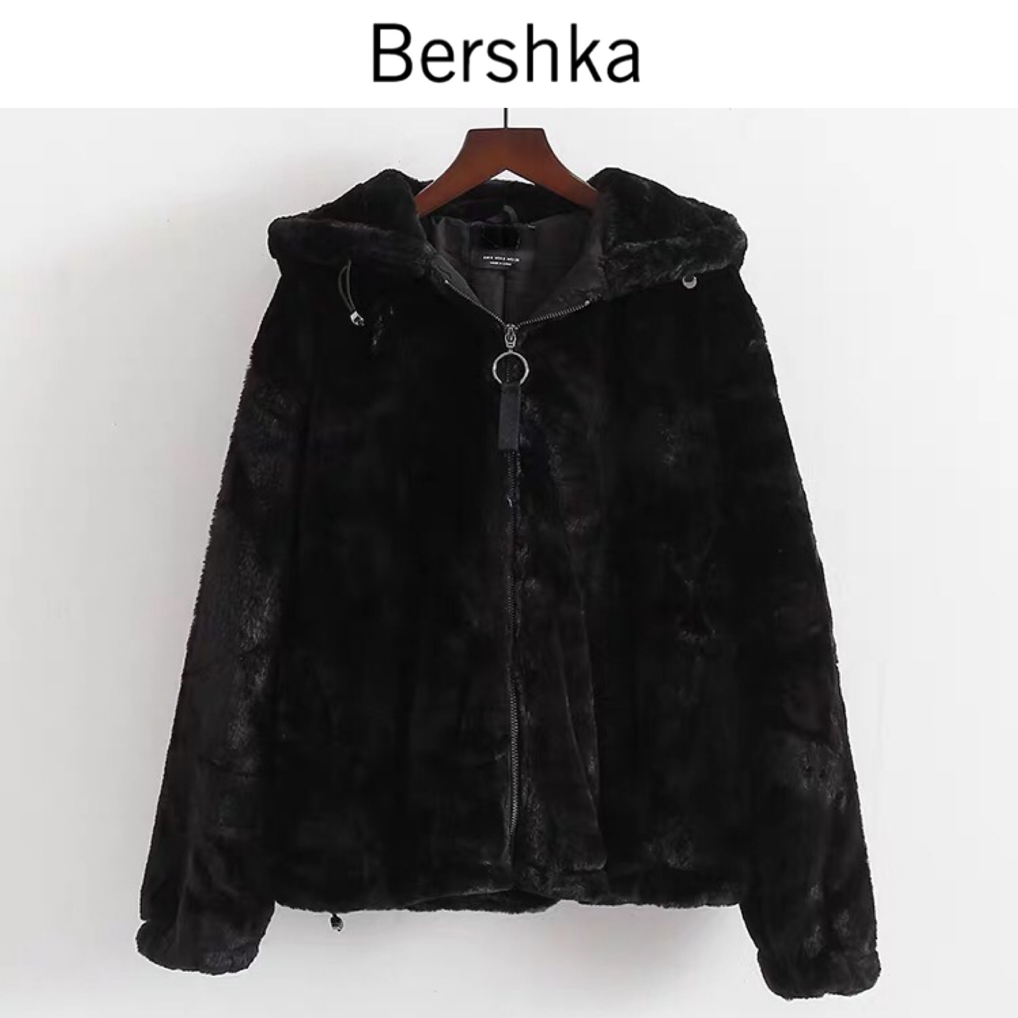 Bershka เสื้อเฟอร์กันหนาว หมวกฮู้ด เสื้อขน สีดำ แบรนด์ BERSHKA เนื้อนิ่ม นุ่มมากคะ สำเนา สำเนา สำเนา ดำ