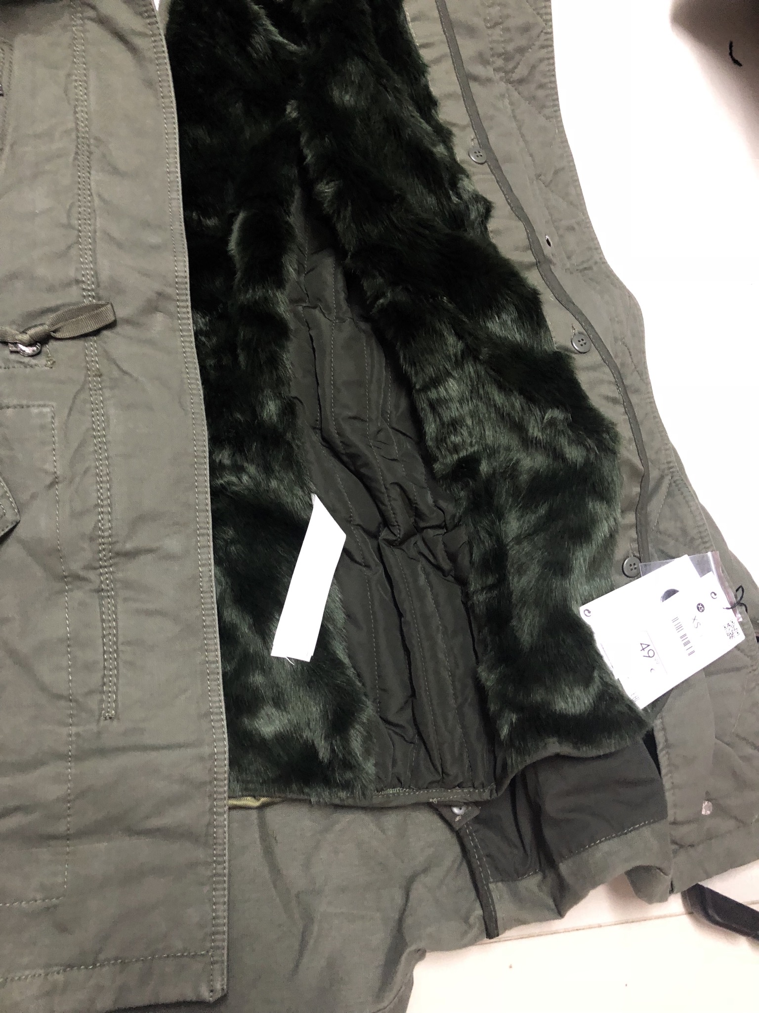 เสื้อโค้ทฮูท BERSHKAกันหนาว Parka สีเขียวแต่งขนเฟอร์ ซับขนอุ่นด้านใน (เฟอร์ & ขนอุ่นด้านใน ถอดได้คะ) งานสวย บุนวมอุ่น ใส่ติดลบได้เลยคะ Size XS/S/M/ L เขียว