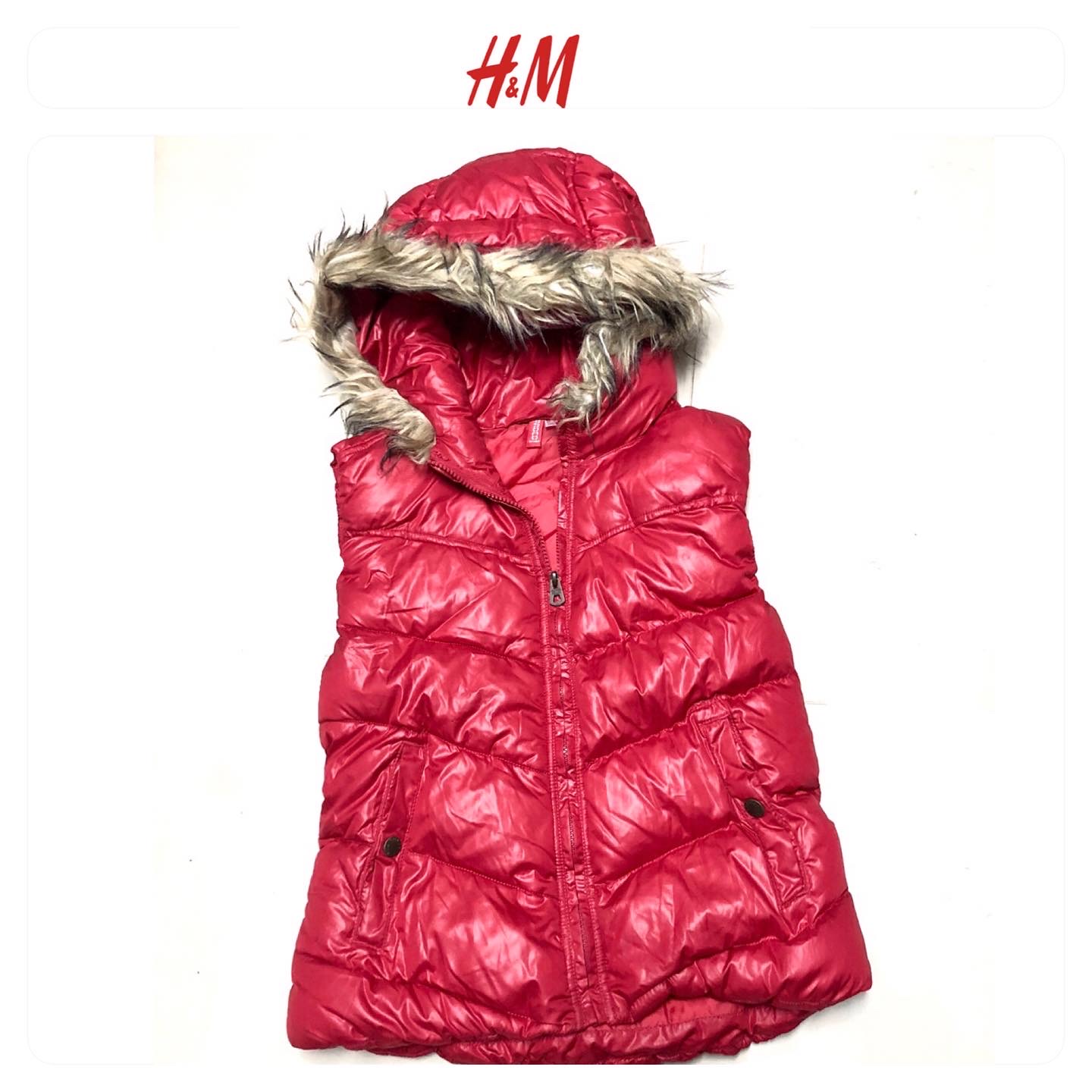H&m เสื้อกั๊กกันหนาว กั๊กฮูทเฟอร์ สีแดง แบรนด์เนม H&M แต่งขนเฟอร์ปลายหมวกSize :XS/S/M/L/XL แดง