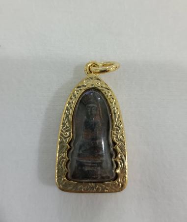 จี้พระห้อยคอ พร้อม เลี่ยมกรอบทอง 18 k จี้พระรอด บูชา แคล้วคลาดปลอดภัย 983232