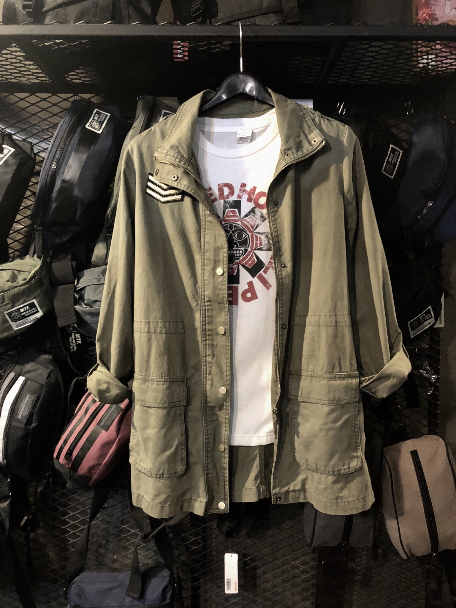 Stradivarius เสื้อเขียวทหาร เสื้อนอกแนวทหาร แต่งปักบั้ง หน้าอก เสื้อคลุมทหาร แบรนด์ STRADIVARIUS แพทเทินสวย เท่ห์มาก คะ Size S/M/L/XL สำเนา เขียว