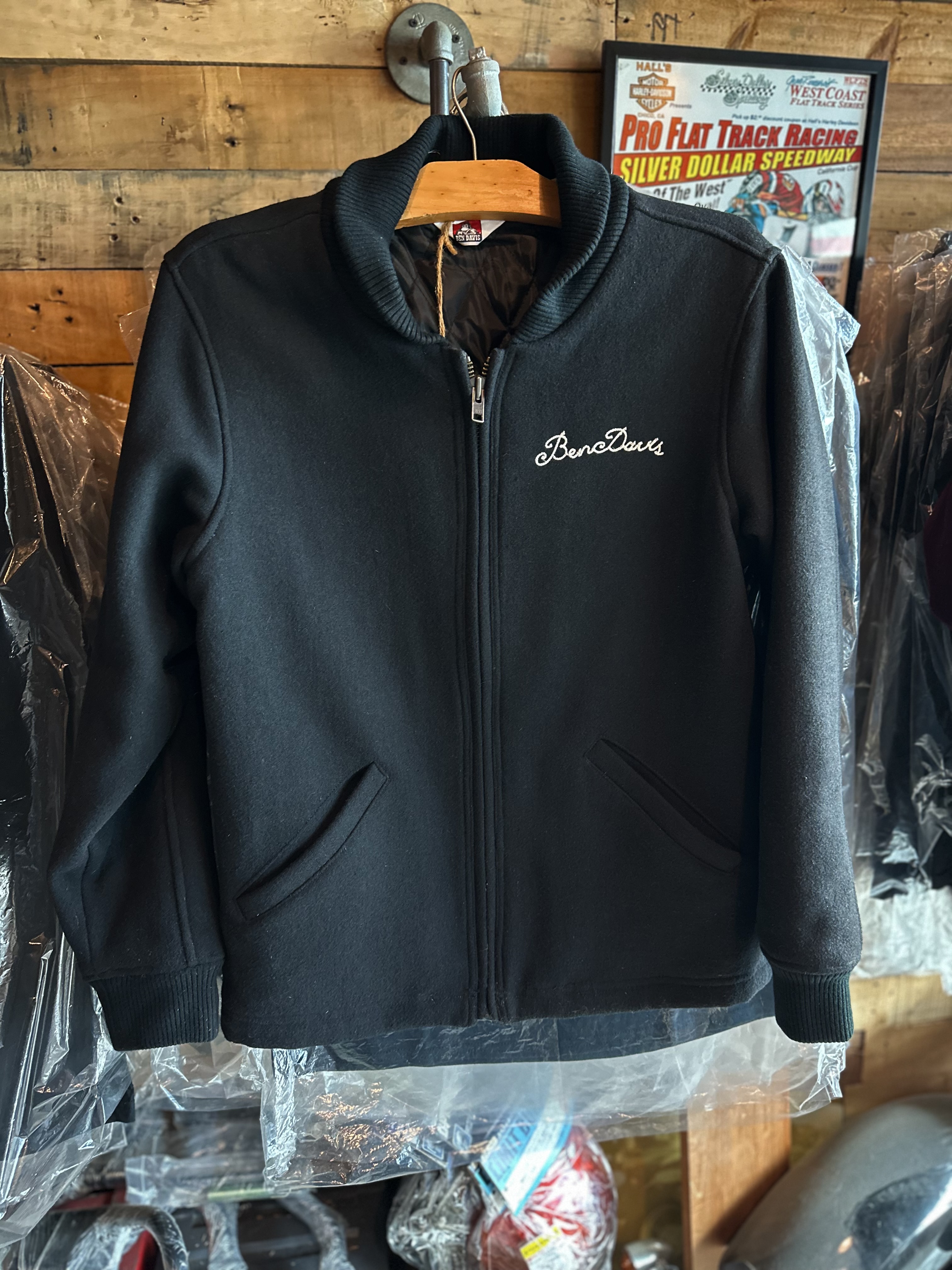 Ben davis เสื้อนอก เสื้อแจ็คเก็ต ผู้ชาย แบรนด์ Ben davis แท้ สีดำ เนื้อสักหลาด กันหนาว งานแท้ สวย เท่ห์ มาก คะ Size L/XL/XXL สำเนา สำเนา สำเนา ดำ