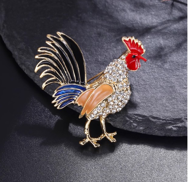 เข็มกลัด ไก่มงคล ไก่นำโชค ตกแต่งด้วยเพชร CZ AAA หัวไก่สีแดง หางสีดำ เข็มกลัดสำหรับ คนเกิดปีไก่ 501843