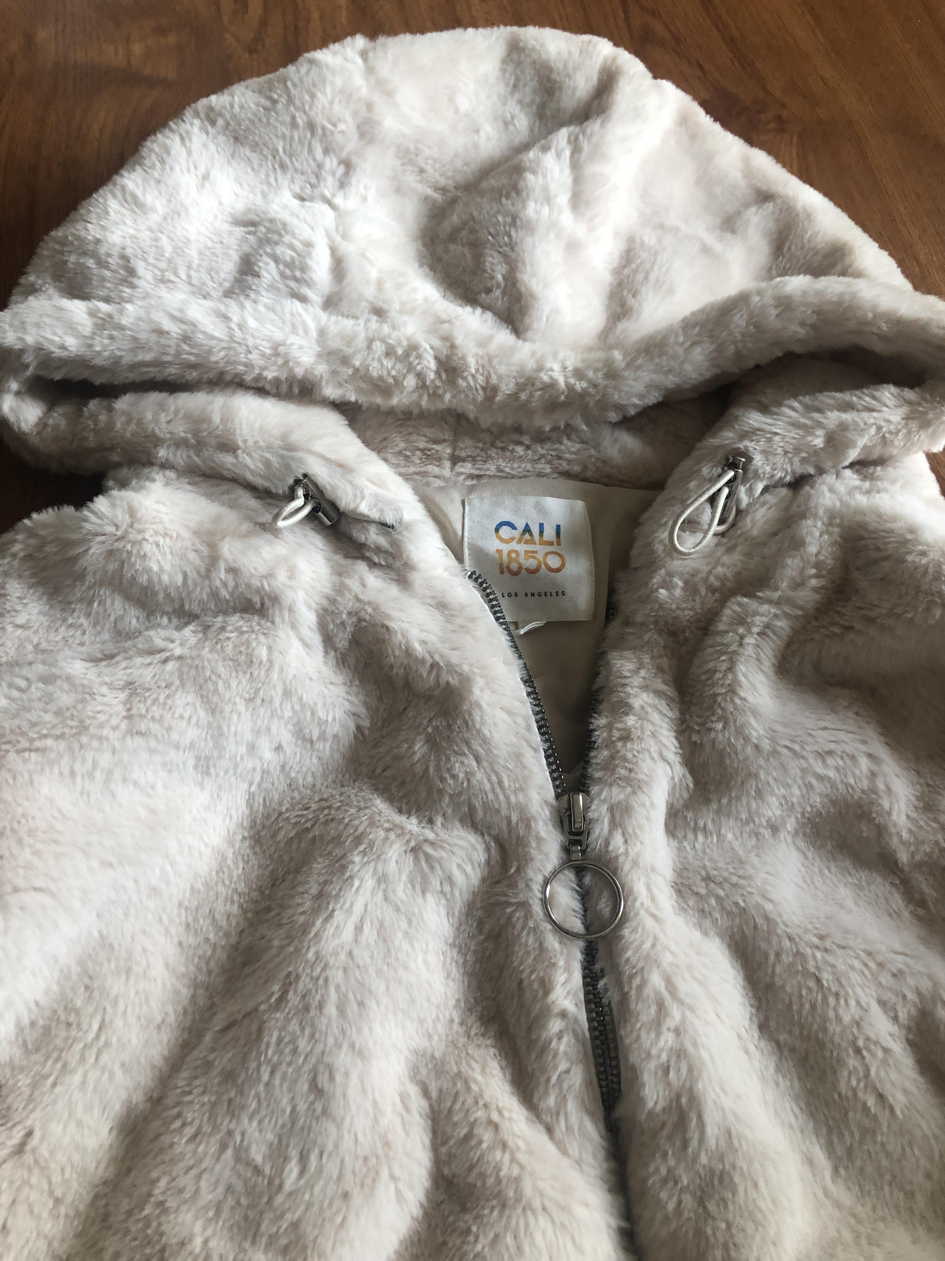 Cali 1985 เสื้อเฟอร์กันหนาว หมวกฮู้ด เสื้อขน (FLUFFY COAT) สีครีม แบรนด์ CALI 1985 Los Angeles ขาว