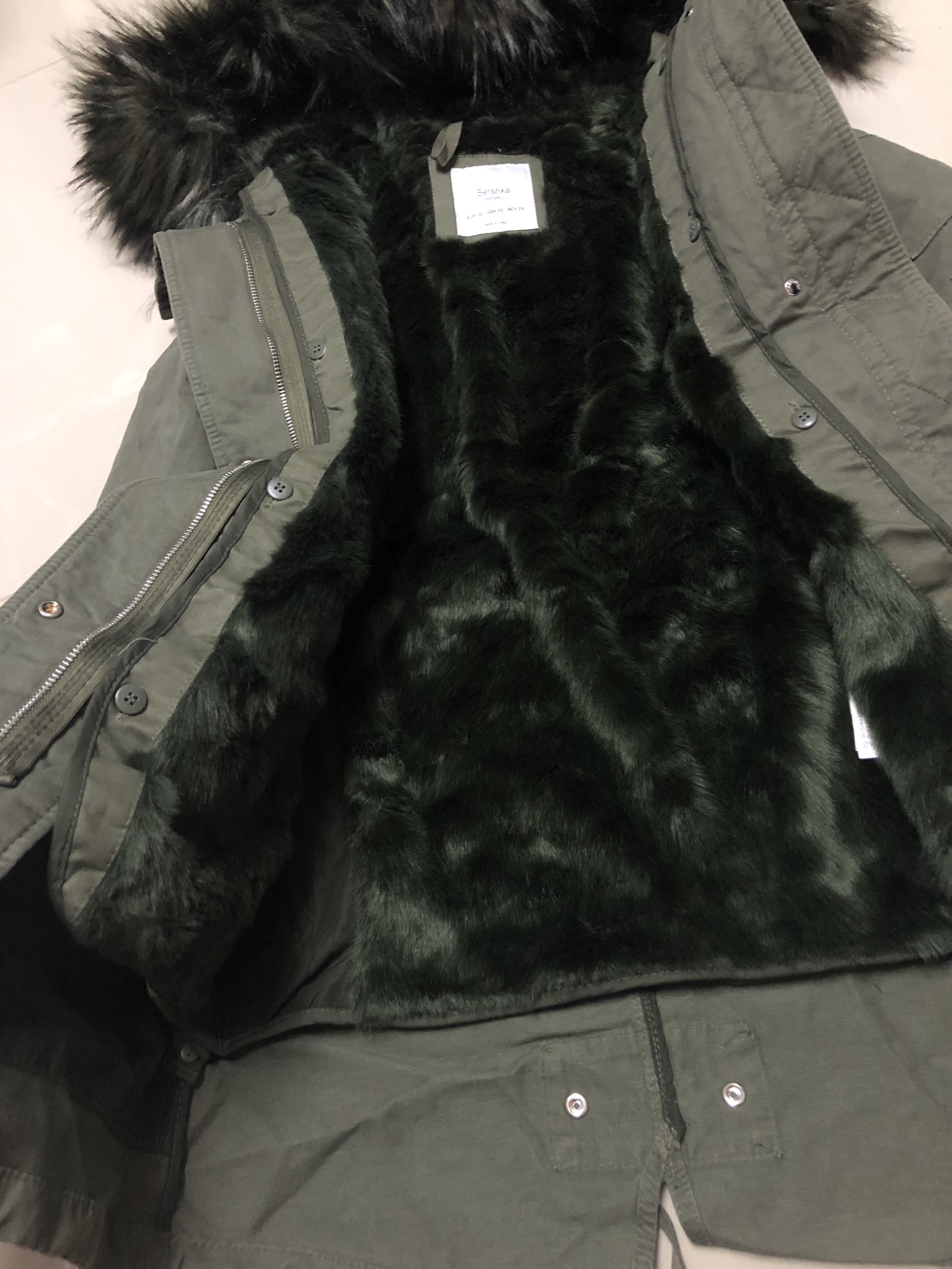 เสื้อโค้ทฮูท BERSHKAกันหนาว Parka สีเขียวแต่งขนเฟอร์ ซับขนอุ่นด้านใน (เฟอร์ & ขนอุ่นด้านใน ถอดได้คะ) งานสวย บุนวมอุ่น ใส่ติดลบได้เลยคะ Size XS/S/M/ L เขียว