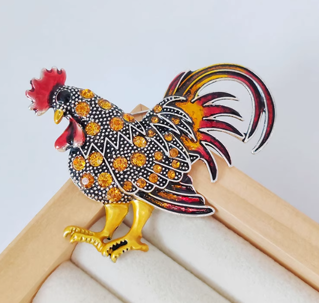 เข็มกลัด ไก่ฝังเพชร เข็มกลัด ตกแต่งเสื้อผ้า สำหรับ คนเกิดนักษัตร ปีไก่ เพชร สีแดง สีเหลือง ตกแต่งเสื้อผ้าออกงาน 181529