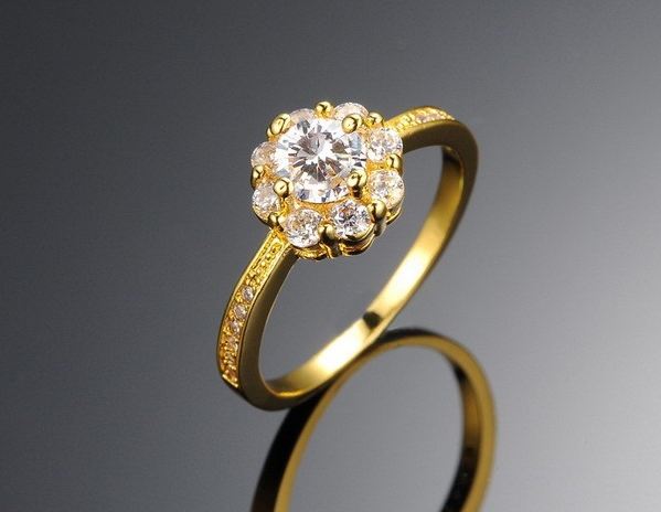แหวนทอง ฝังเพชร พลอย เพชร CZ AAA เม็ดใหญ่ ตรงกลาง ล้อมด้วย เพชรเม็ดเล็ก แหวนทอง 18 K ทำลายเป็น ช่อดอกไม้ คริสตัลแท้ ของขวัญครบรอบ 688607_2
