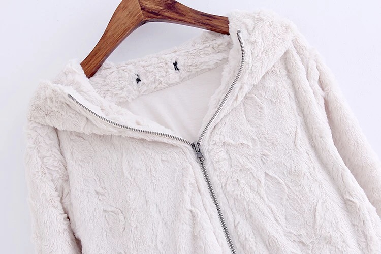 เสื้อนอก ขนสีขาว เสื้อกันหนาวแต่งขน สีขาวครีม แบรนด์เนมญี่ปุ่น SHINY RIPPLE แท้100%เนื้อขนสวย หรู เนียนนุ่มมากคะ งานหรู คุณหนูสุดๆจร้า Size M ขาวครีม