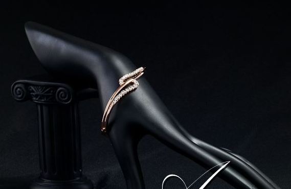 กำไลข้อมือฝังเพชร ทอง 18 K ประดับเพชร Swiss CZ เหมาะสำหรับออกงานมากค่ะ ลาย Curve ตัว S no 524424