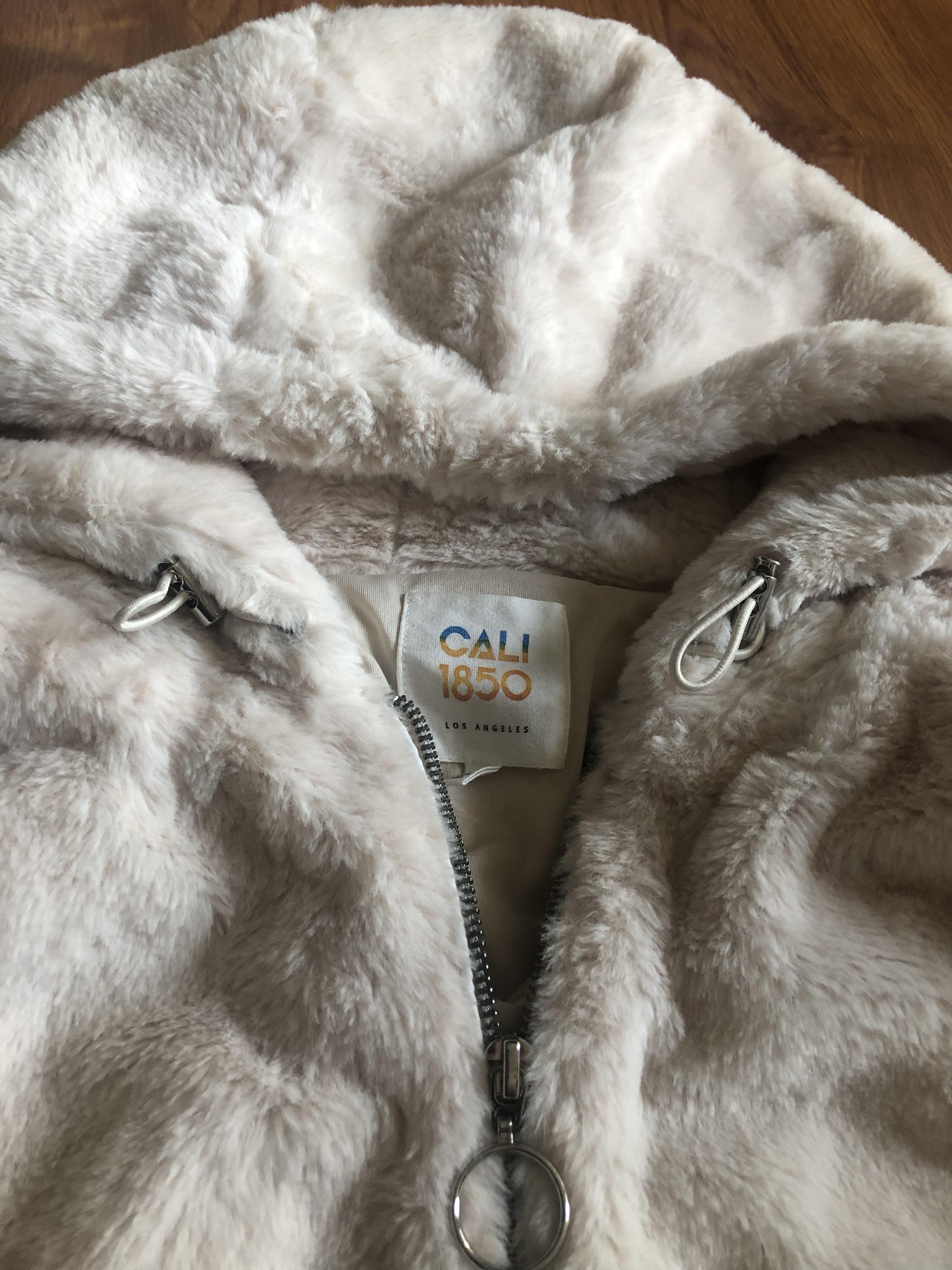 Cali 1985 เสื้อเฟอร์กันหนาว หมวกฮู้ด เสื้อขน (FLUFFY COAT) สีครีม แบรนด์ CALI 1985 Los Angeles ขาว