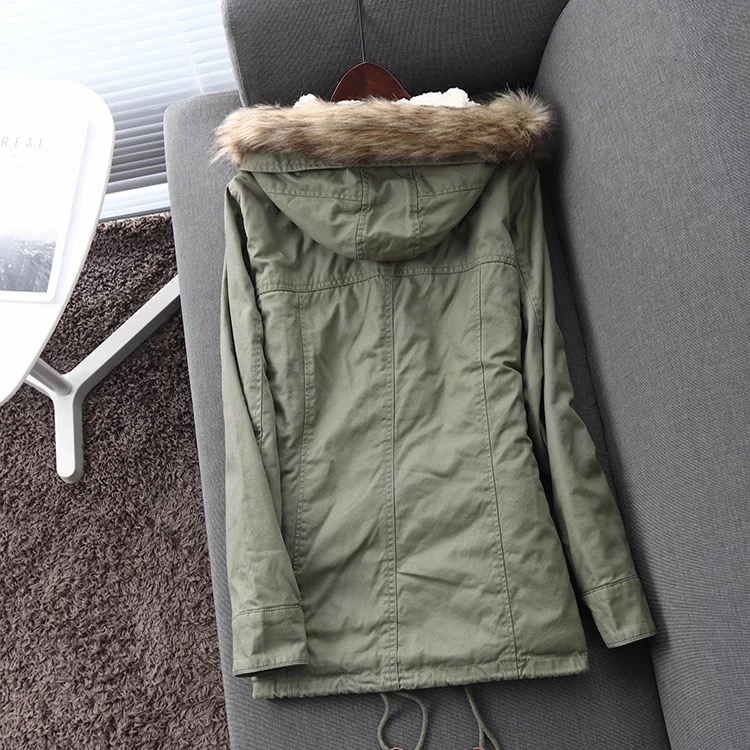 Benetton เสื้อกันหนาว parka ปาร์ก้า โค้ทกันหนาว เสื้อฮูทเฟอร์ สีเขียว แบรนด์เนม BENETTON แต่งขนเฟอร์ ซับขนอุ่นด้านใน(เฟอร์ถอดได้คะ) เขียว