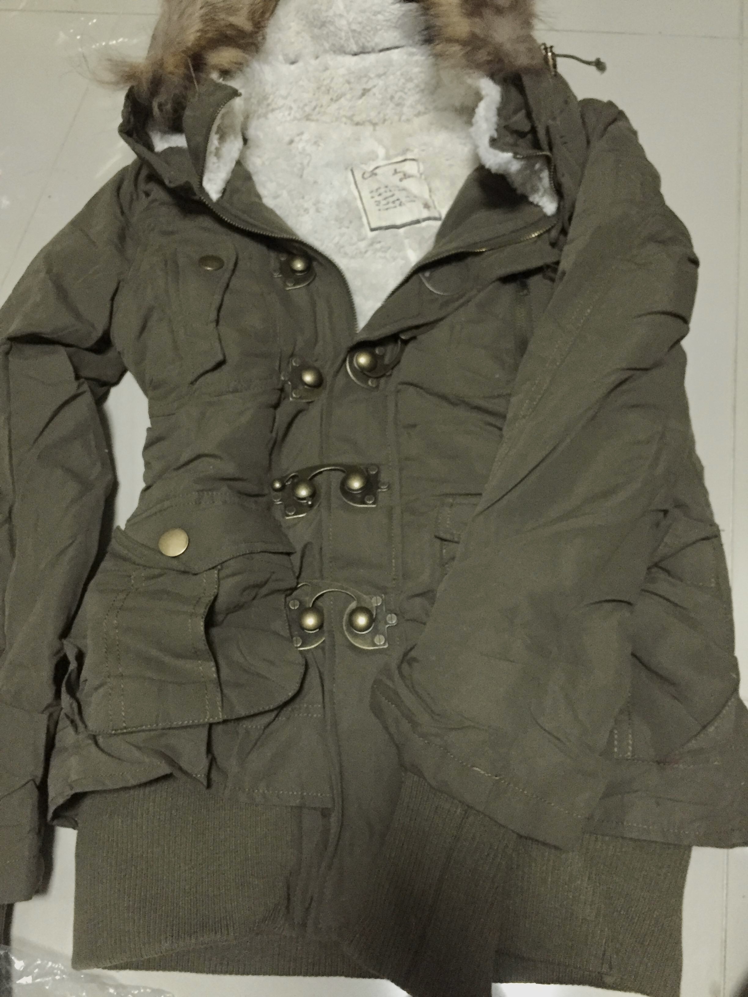 เสื้อกันหนาว เสื้อหนาว หมวกฮูท สีกากี แต่งเฟอร์ แบรนด์เนมญี่ปุ่น OLIVE DES OLIVE ด้านในซับขนอุ่นสีขาว แต่งจัมพ์ปบายแขนกันลม Size M/L