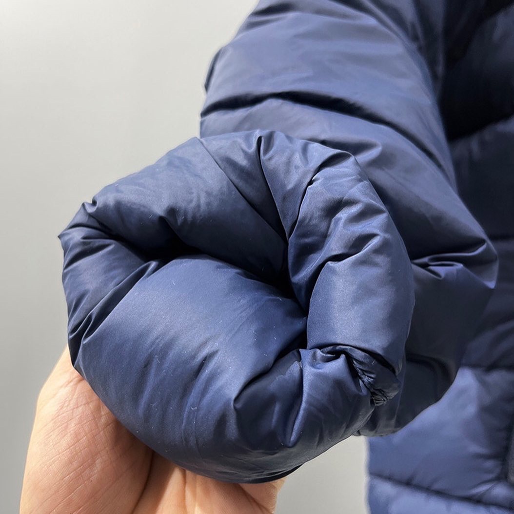Forever21 เสื้อกันหนาว ติดฮูท เสื้อบอมเบอร์ บุนวมอุ่น แบรนด์ Forever21 / Men's Black Lightweight Puffer Jacket น้ำเงิน