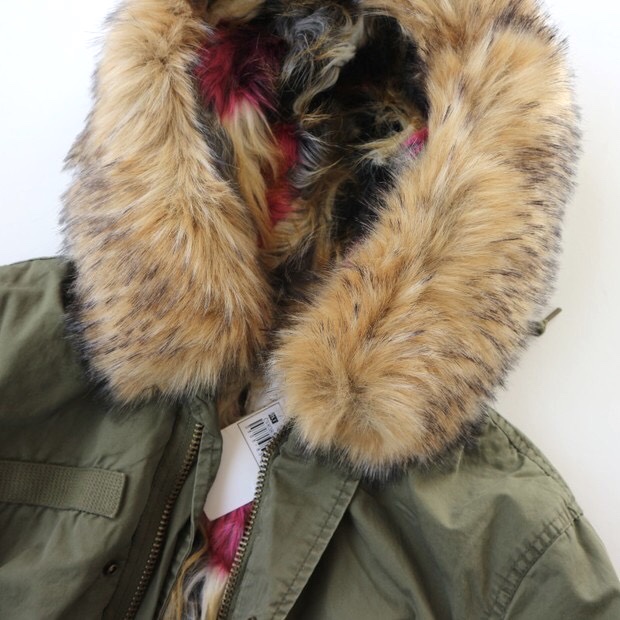 Chic &Jeune Parisi เสื้อโค้ท โค้ทฮูท กันหนาว เสื้อparka ฮูท กันหนาวสีเขียว แบรนด์ Chic &Jeune Paris แต่งเฟอร์ (ขนเฟอร์ถอดได้ค่ะ) ซับขนอุ่นสีcolorful งานสวย มากคะ Size XS/S/M/L/2L/3L สำเนา เขียว เฟอร์
