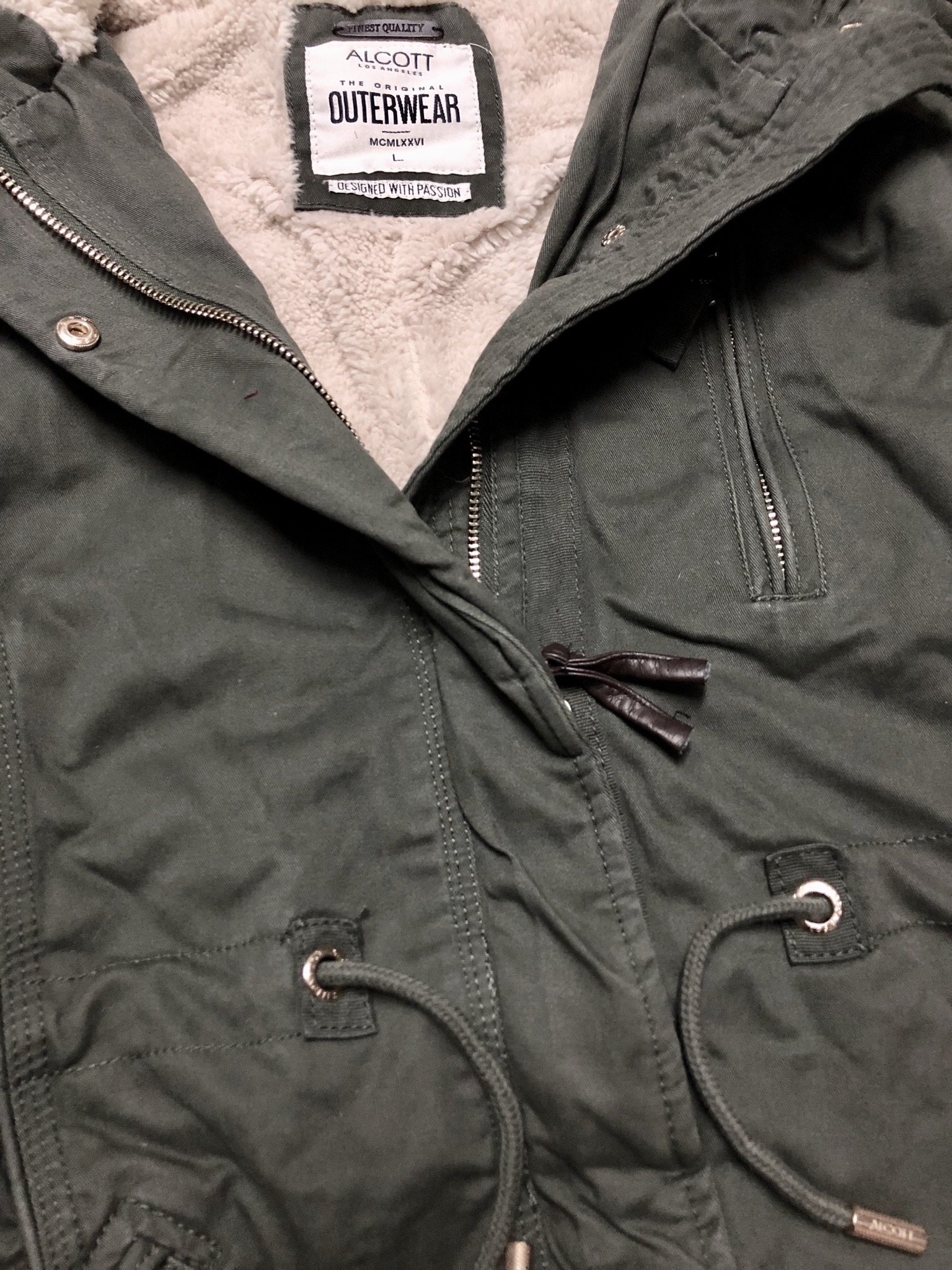 เสื้อกันหนาว เสื้อแนวPARKA กันหนาว แต่งฮูทติดเฟอร์ สีกากี แบรนด์เนม ALCOTT LOSANGELES UK แท้ ซับขนอุ่นสีขาว งานสวยเนี๊ยบมากคะ Size S/M/L /XL กากี
