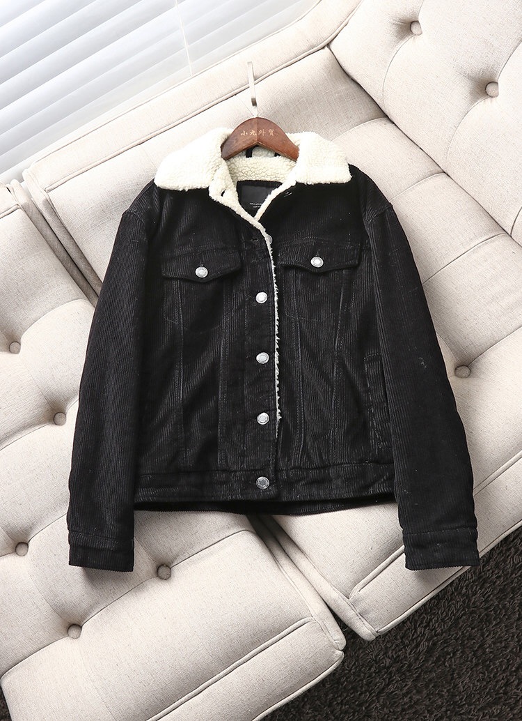 Bershka เสื้อกันหนาว เสื้อแจ็ค เนื้อลูกฟูก แต่งซับขนอุ่น สีขาวด้านใน แบรนด์ BESHKAงานสวย น่ารักมากคะ