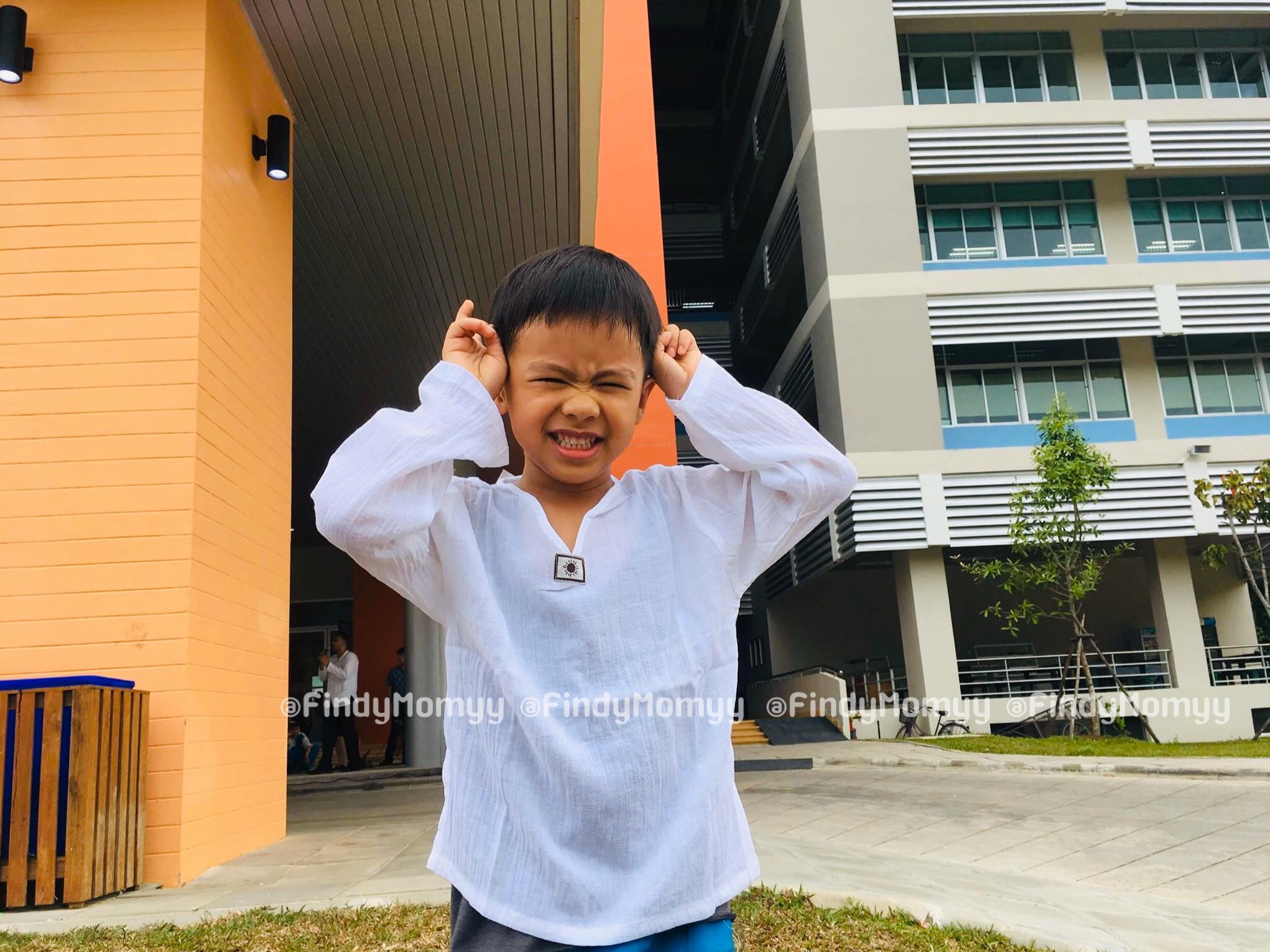 เสื้อขาวเด็ก1-8ขวบ คอวี ผ้าขาวบางเบา ใส่สบายคลายร้อน ใส่ได้ทั้งด.ช./ด.ญ.