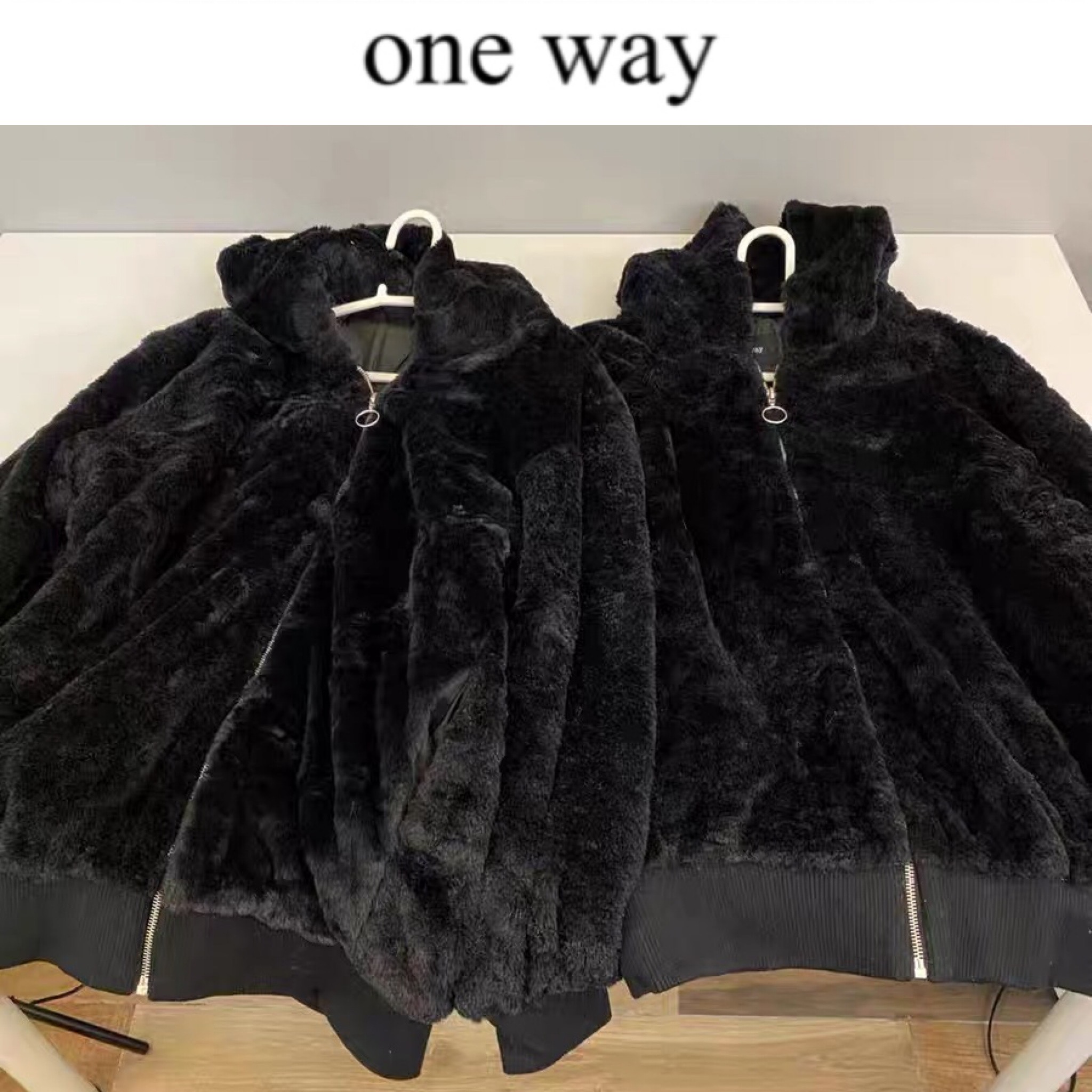 ONE Way เสื้อเฟอร์กันหนาว หมวกฮู้ด เสื้อขน สีขาว แบรนด์ ONE WAYเนื้อนิ่ม นุ่มมากคะ สำเนา สำเนา ดำ