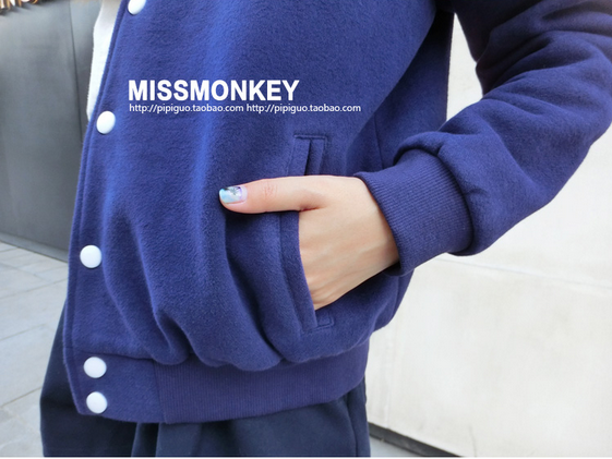 เสื้อ jacket แจ็คเก็ด วอร์มกันหนาว ผ้าสักหลาด สไตล์เสื้อเบสบอล สีน้ำเงิน แต่งแขวเอวจั๊ม กระดุมผ่าหน้า ลายกล้วย ด้านหลังแต่งปัก น่ารักๆคะ Free size