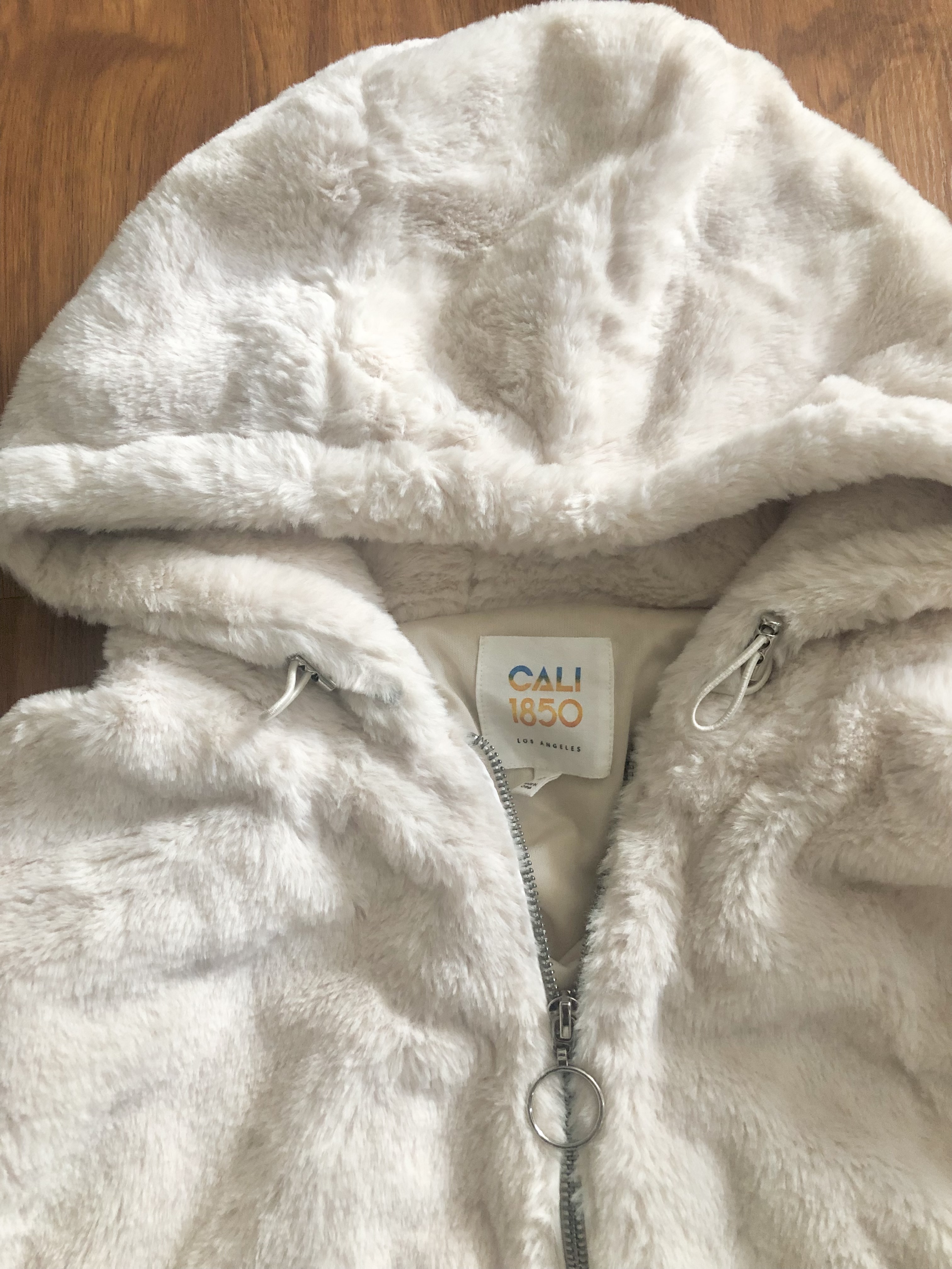 Cali 1985 เสื้อเฟอร์กันหนาว หมวกฮู้ด เสื้อขน (FLUFFY COAT) สีครีม แบรนด์ CALI 1985 Los Angeles ขาว