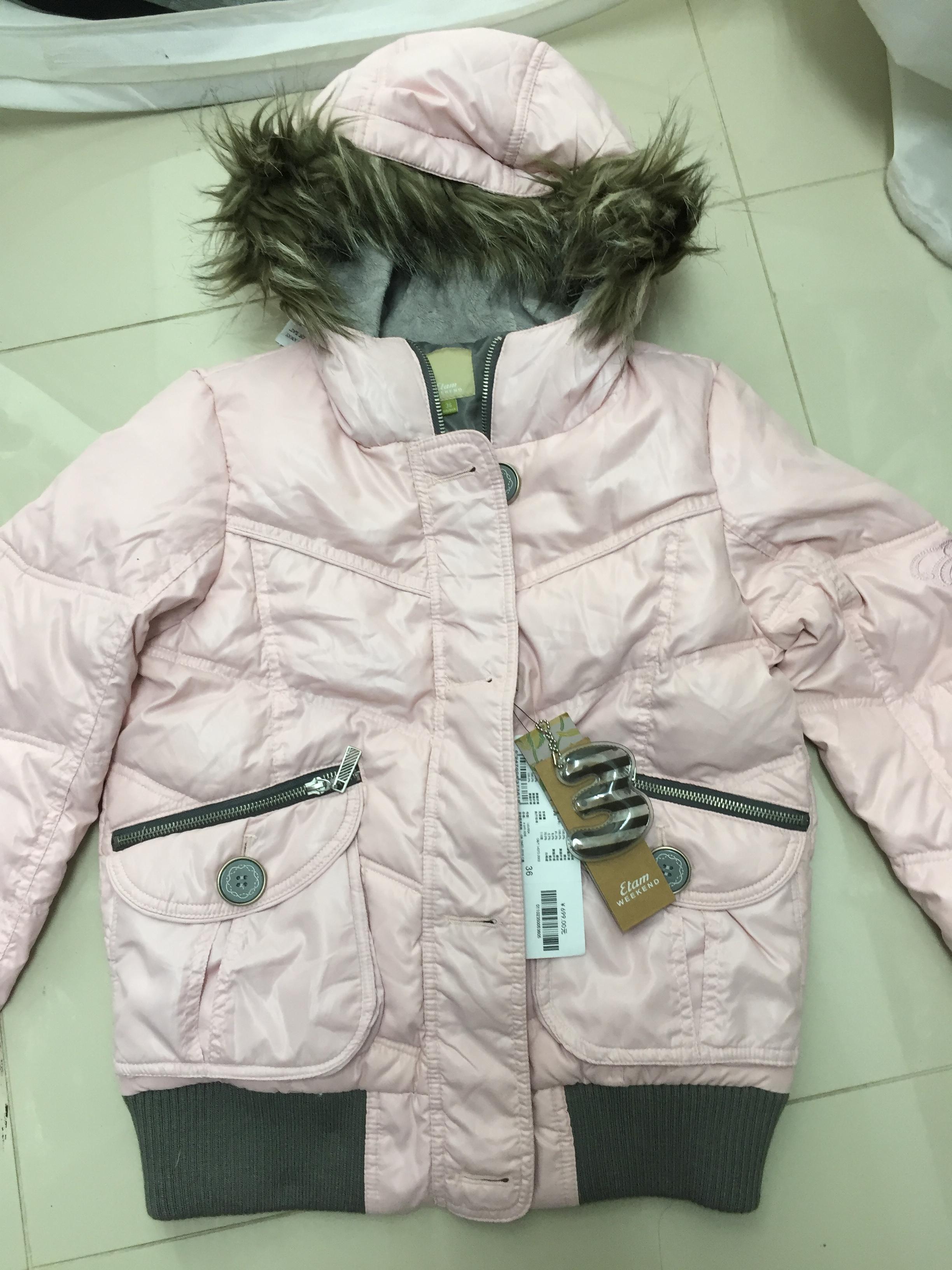 Etam เสื้อขนเป็ด เสื้อ กันหนาวขนเป็ด ขนห่าน (DOWNแท้100%) สีชมพู หมวกฮูท ติดขนเฟอร์ สีน้ำตาลเทาอ่อน แบรนด์เนม ETAM ฝรั่งเศส สวย สีหวาน น่ารักมากคะ สินค้าบางตัวโดนตัดป้ายนะคะ) Size S/M/L ชมพู