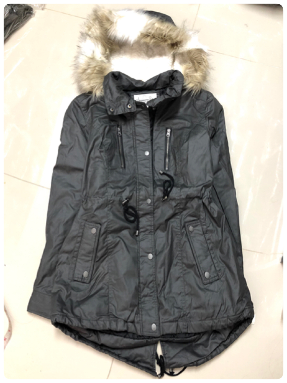 เสื้อกันหนาว แต่งฮูทAMERICAN RAG CIE สีเทาเข้ม ติดขนเฟอร์ บุนวมอุ่น (ฮูท&เฟอร์ถอดได้คะ) size L เทา