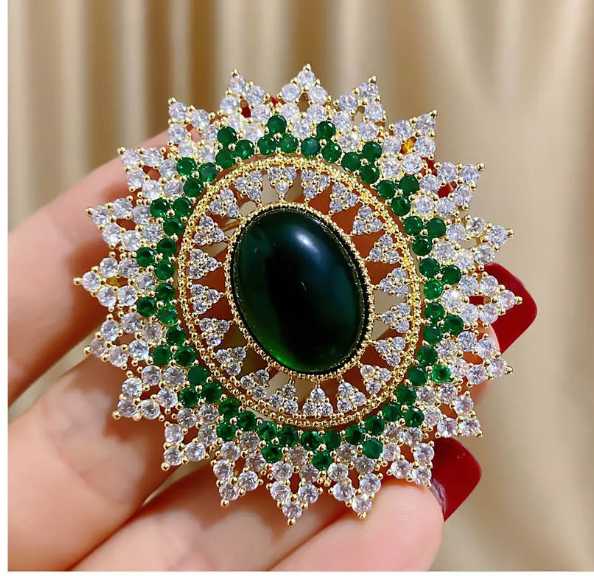 เข็มกลัดเพชร สไตล์ ราชวงศ์เก่า เข็มกลัดเพชร แบบโบราณ ดีไซน์ เพชรสีขาว ล้อมรอบ สีเขียวมรกต สวยหรู 834266