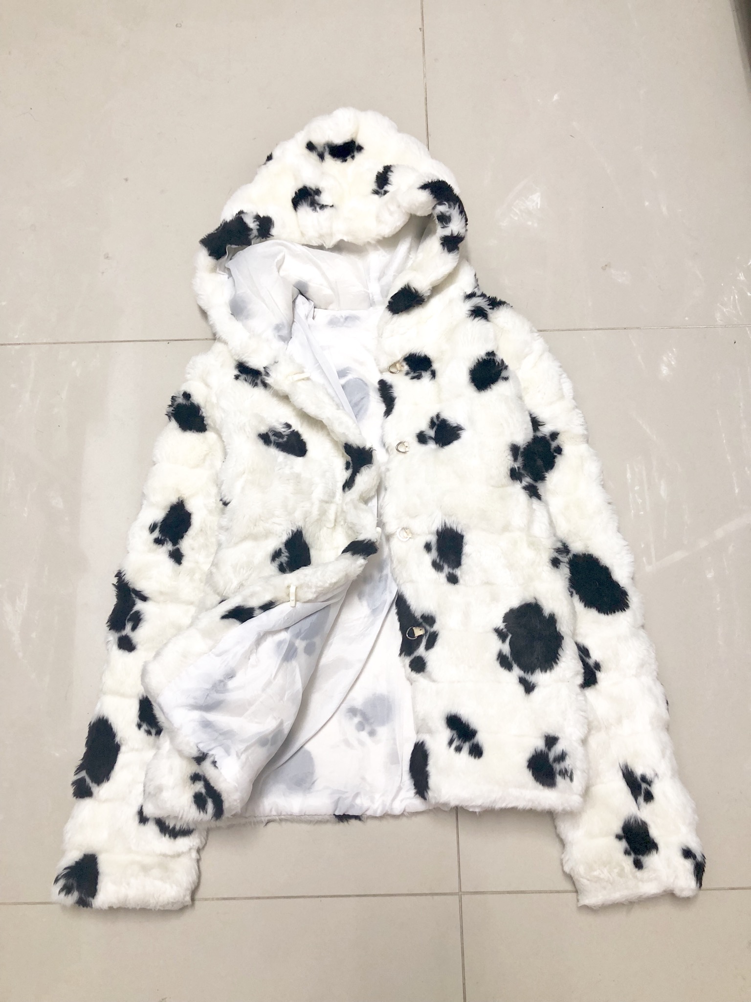 เสื้อกันหนาวฮูท เสื้อขนเฟอร์ฮูท สีขาว แต่งลายเท้าน้องหมา สีดำ แบบสวย ขนนิ่มฟูมากคะ ขาว