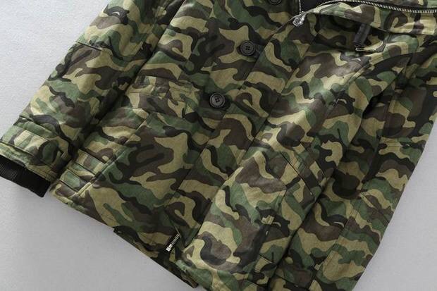 เสื้อนอก เสื้อคลุม เสื้อกันหนาว ลายพราง เขียวทหาร คาโม camo flag แบรนดเนม MAISON GILFY แต่งฮูท (เหลือเป็นรุ่นไม่มีเฟอร์คะ) ) size m/L
