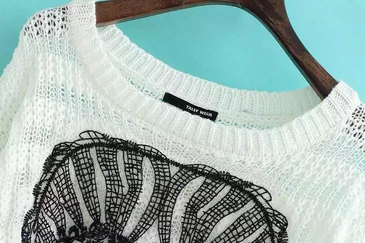 เสื้อกันหนาวไหมพรมสีขาวครีม แต่งปักลายกระโหลก งาน แบรนเนม ญี่ปุ่น TALLY WEIJL size S