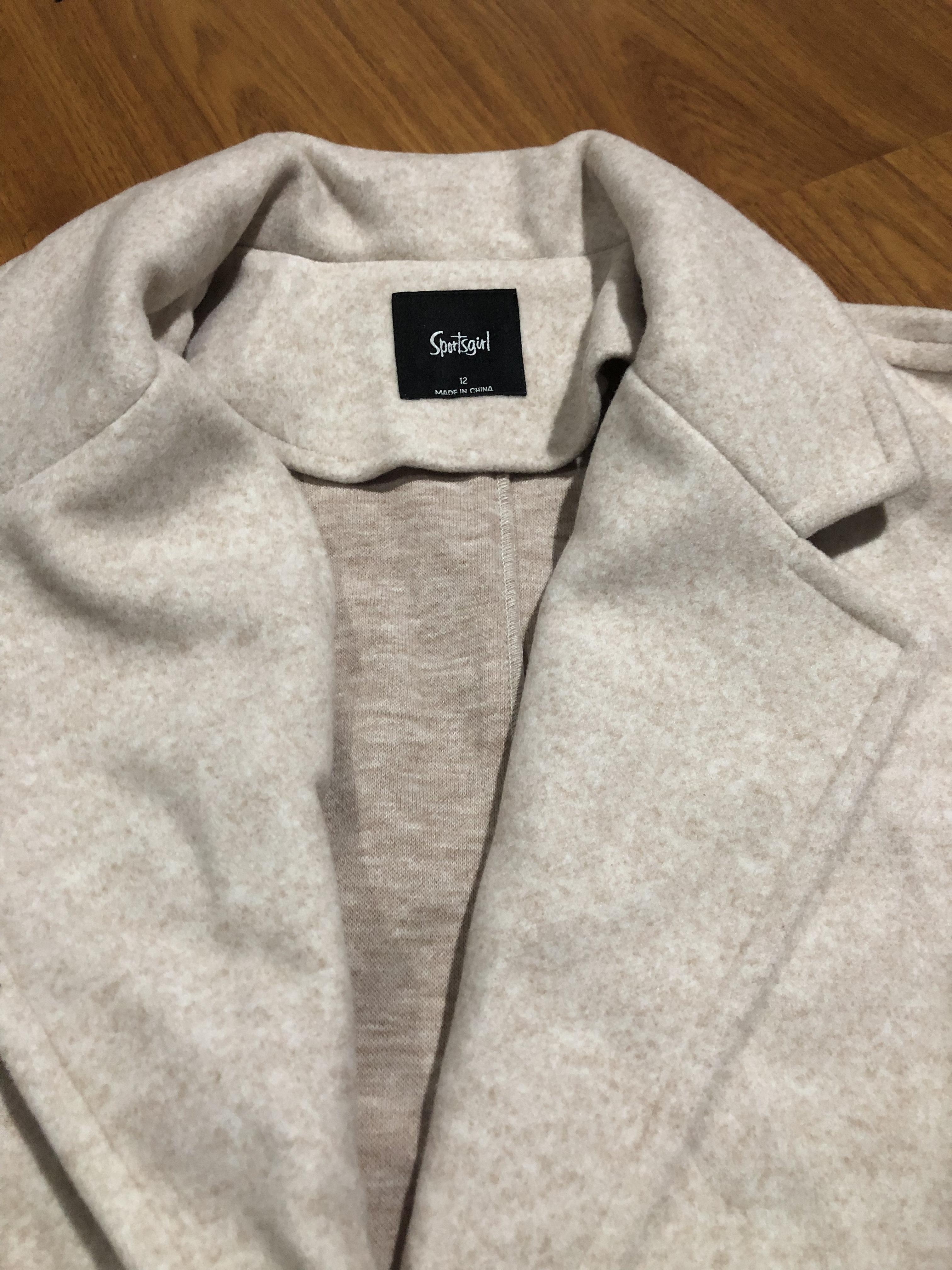 เสื้อโค้ดกันหนาว เสื้อกันหนาว overcoat โค้ทวูล สักหลาด ผสมวูล สีดำ แต่งคอปก กระดุมสองแถว แบรนด์ATCHING สำเนา สำเนา สำเนา สำเนา สำเนา ดำ