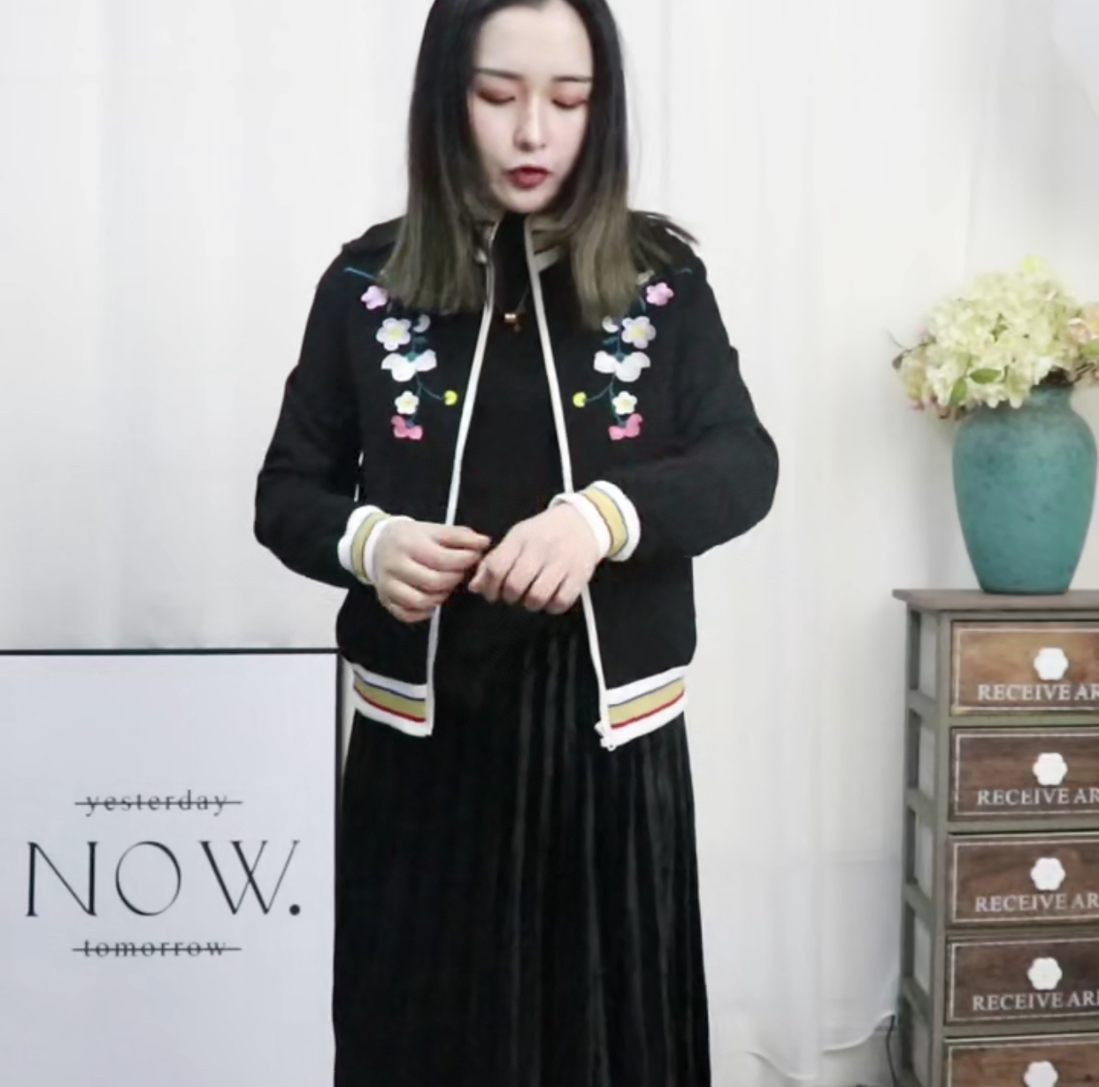 เสื้อแจ็คเก็ต เสื้อคลุม เสื้อวอร์มสีดำ ปักดอก ปลายแขนจั๊ม ดำ
