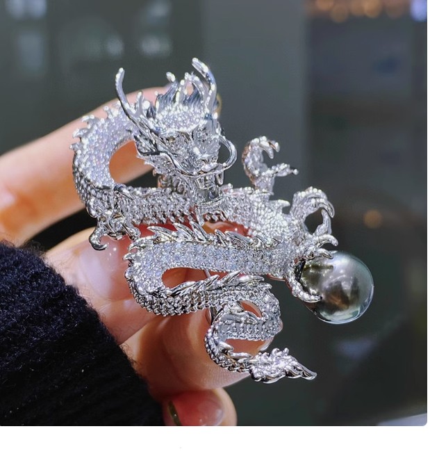 เข็มกลัดมังกรทอง มังกรเงิน ฝังเพชร คาบแก้ว สวยหรู เข็มกลัดติดเสื้อ ผู้ชาย แบบเท่ ๆ เสริมบารมี 366215