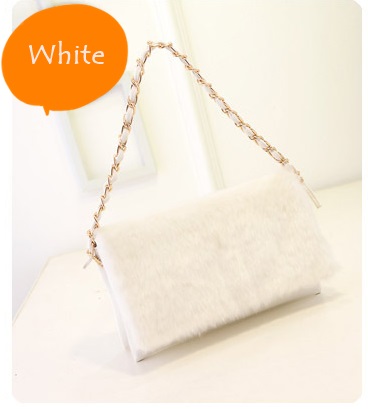 กระเป๋า Clutch มือ แต่งขนฟูนุ่ม สีขาว /ดำ แถมสายสองแบบ สองระดับ (สายโซ่+สายหนัง) ใช้ได้หลากหลายสไตล์เลยคะ ขนนุ่ม สวยหรู สุดๆ