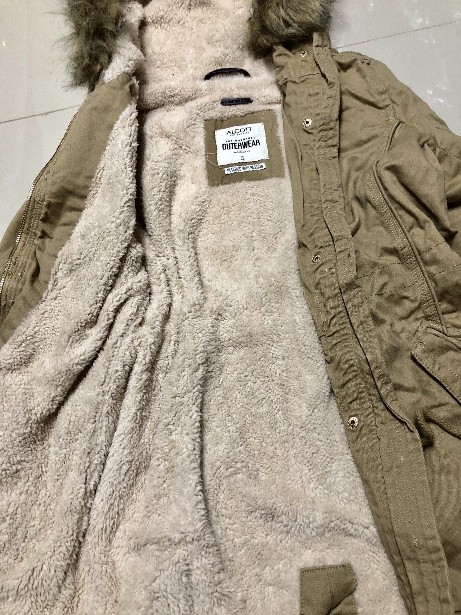 เสื้อกันหนาว เสื้อแนวPARKA กันหนาว แต่งฮูทติดเฟอร์ สีกากี แบรนด์เนม ALCOTT LOSANGELES UK แท้ ซับขนอุ่นสีขาว งานสวยเนี๊ยบมากคะ Size S/M/L /XL กากี