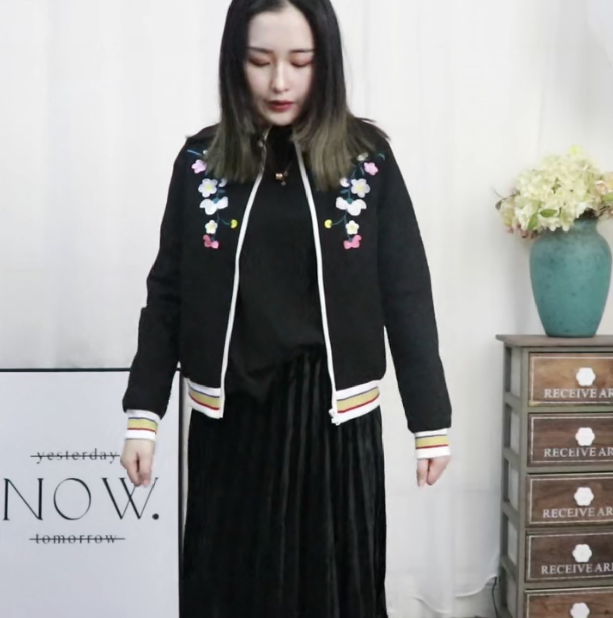 เสื้อแจ็คเก็ต เสื้อคลุม เสื้อวอร์มสีดำ ปักดอก ปลายแขนจั๊ม ดำ